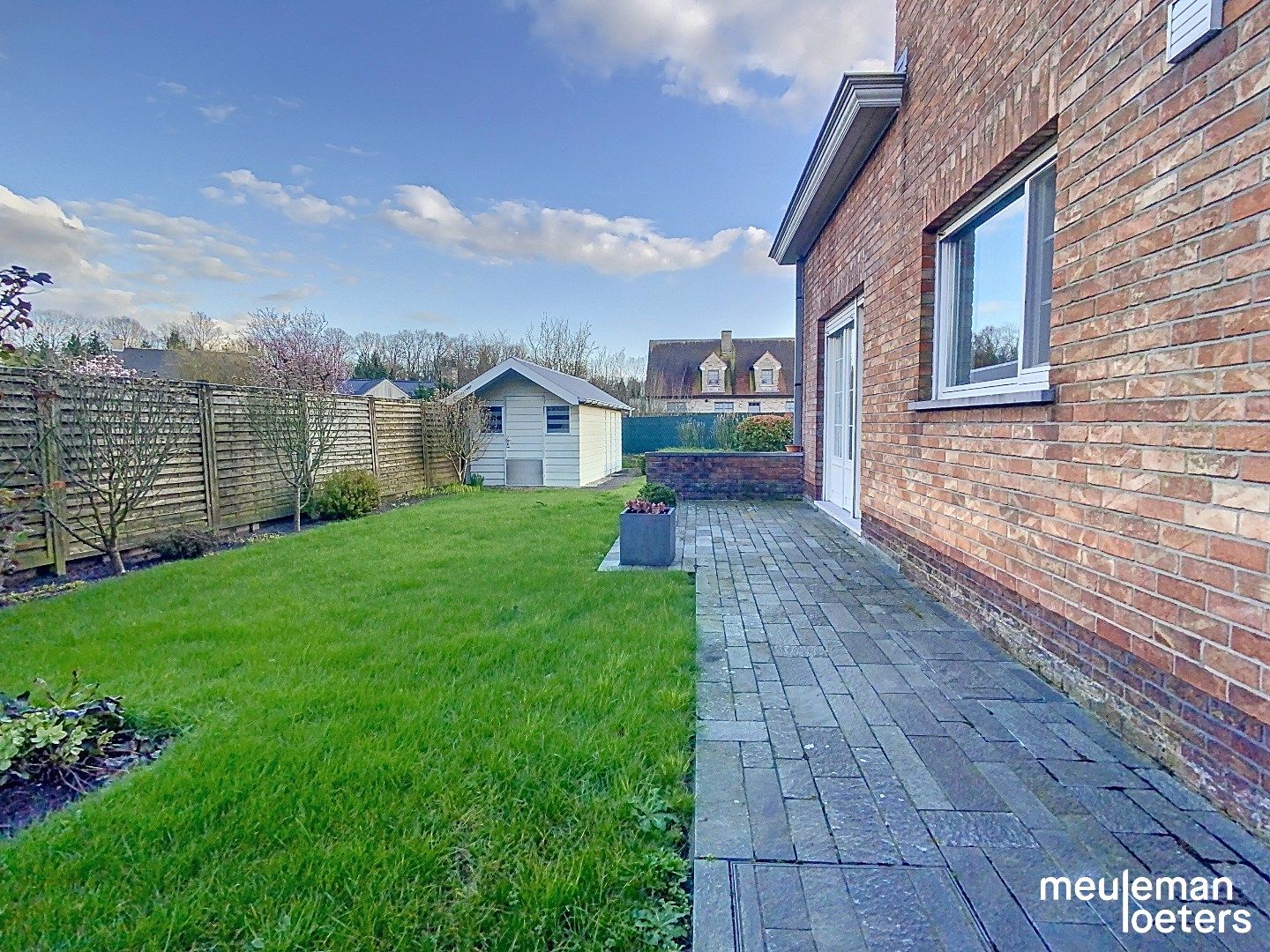 Ruime gezinswoning met garage foto 2