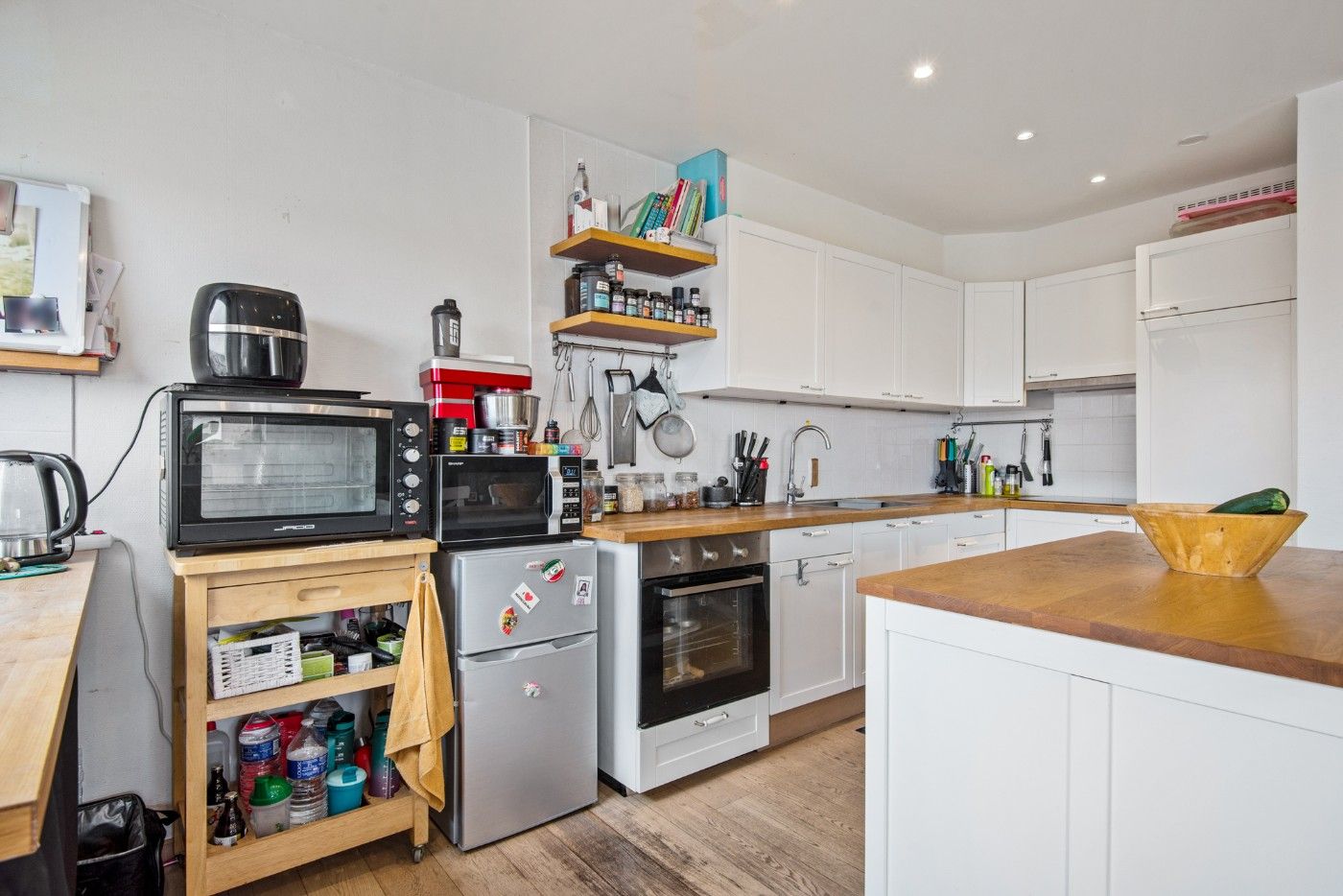 Tof, ruim app. op 2e verd. met 3 slpk. en garage foto 8