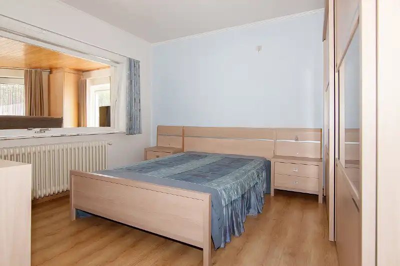 Ruime en rustig gelegen, te renoveren gelijkvloerse woning met bijna volledige onderkeldering op een knap perceel foto 14