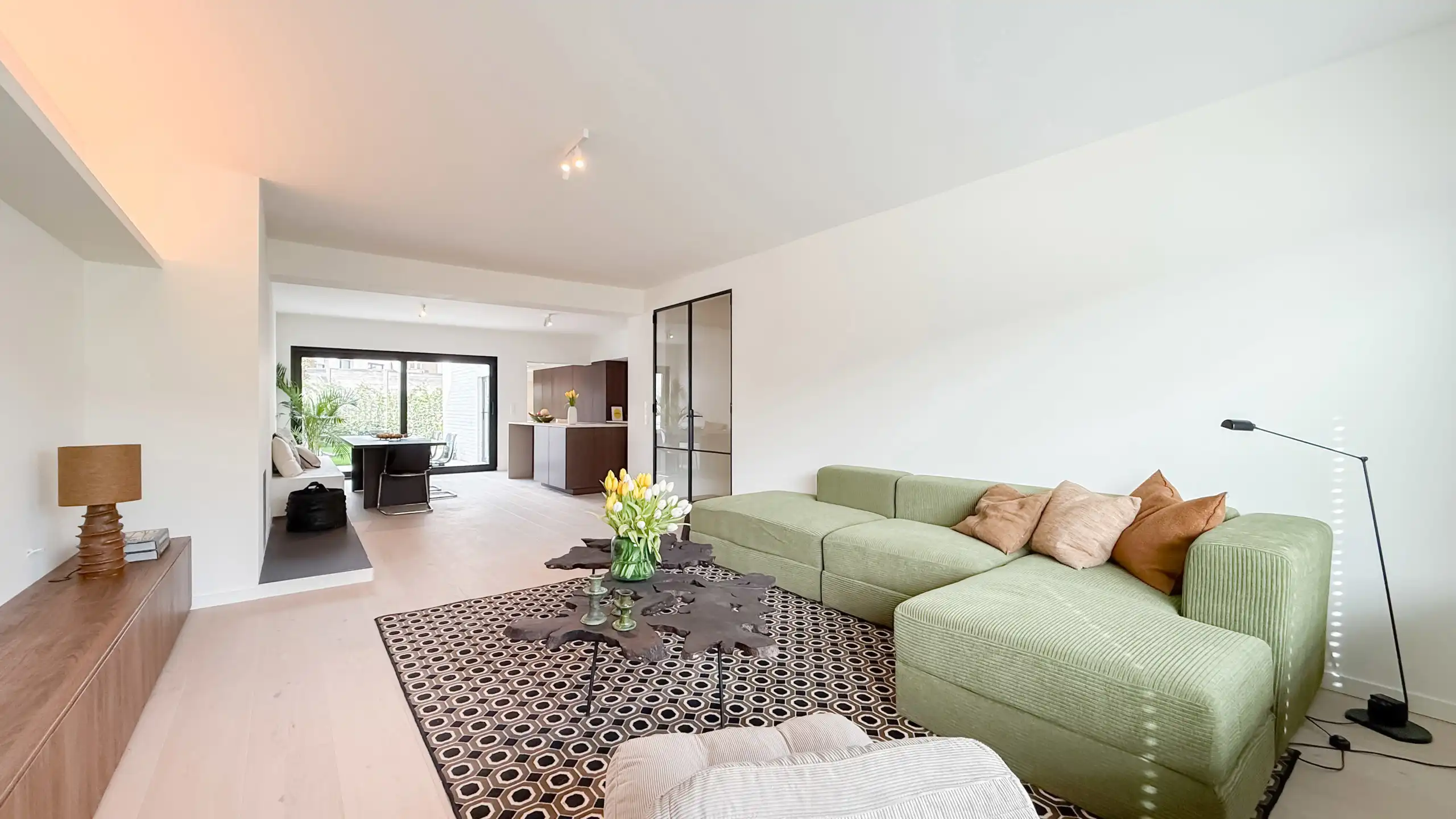 Gerenoveerde woning met zonnige tuin nabij de Graaf Jansdijk foto 3
