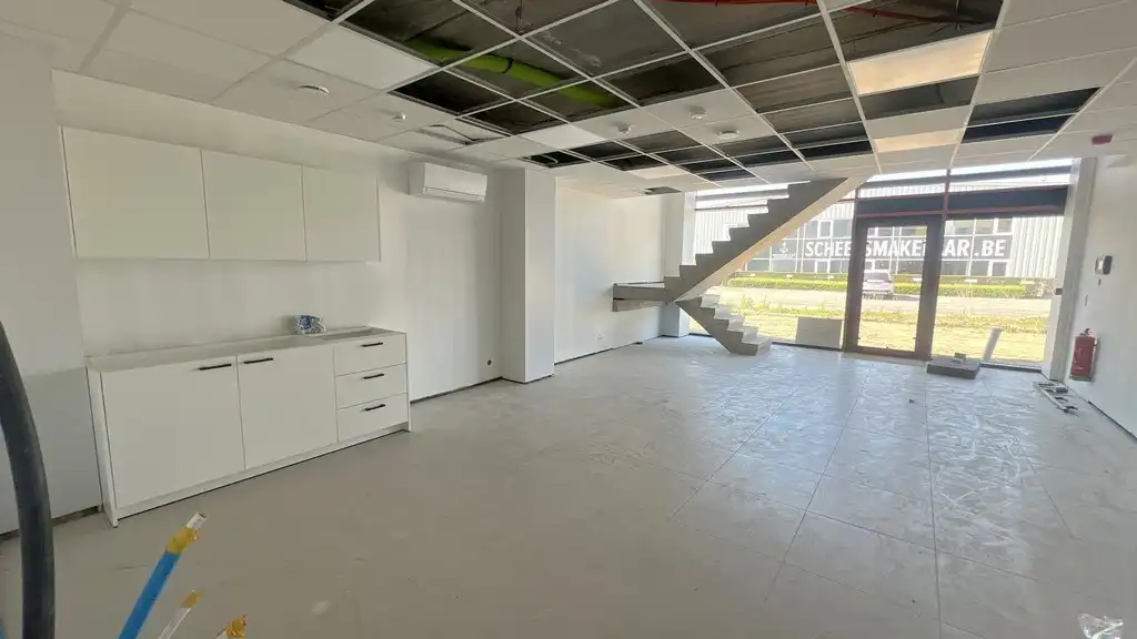 Nieuwbouw magazijn met kantoor te huur in Durmakker Evergem foto 5