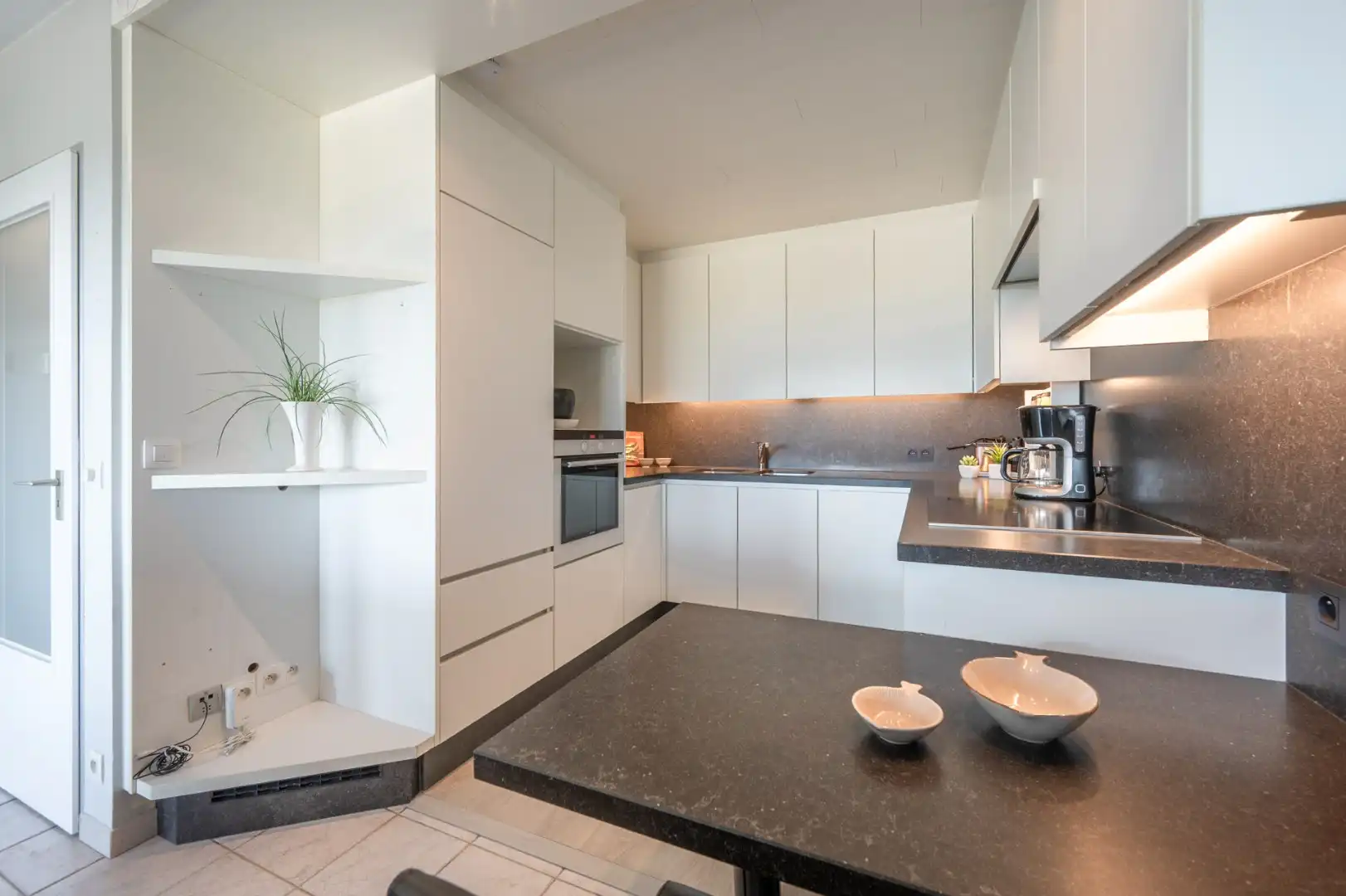 Ruime studio met het comfort van een 1-slaapkamerappartement op toplocatie aan zee! foto 9