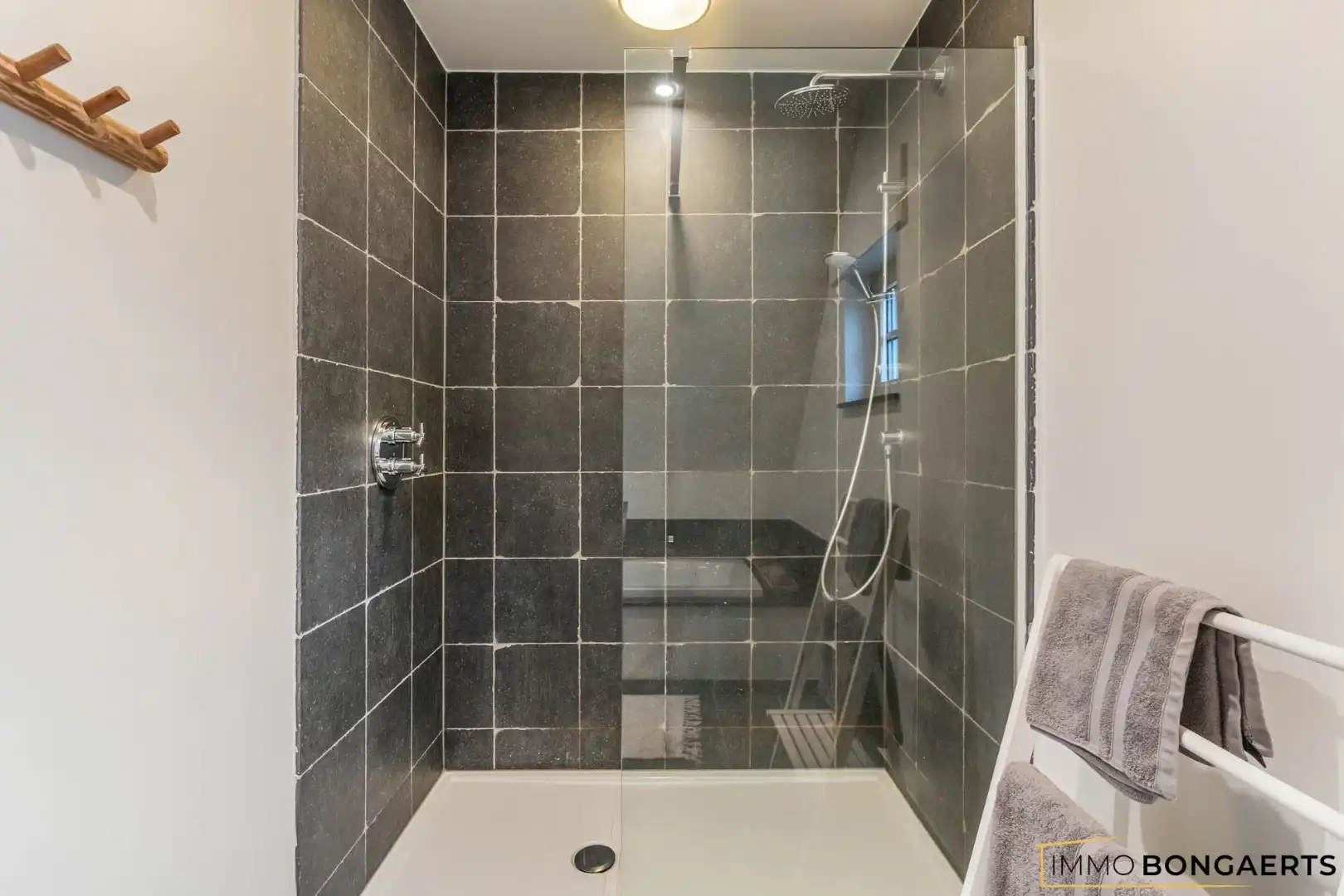 Prachtig afgewerkte woning met praktijkruimte foto 25