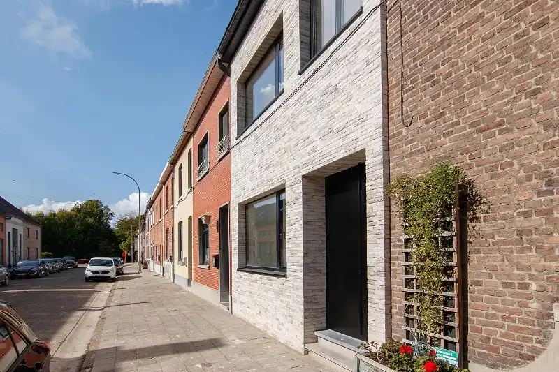 Geslaagde totaalrenovatie met 4 slaapkamers, 2 badkamers, zonnig terras, omheinde tuin en toegang achteraan foto 2
