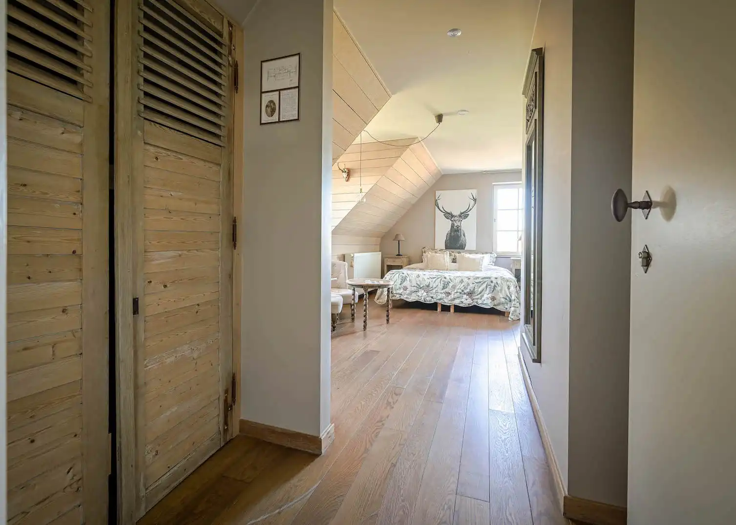 Idyllisch gelegen landgoed, voormalige hoeve, met karakterwoning, vakantieverblijf/boutique B & B met 6 vergunde kamers, parking en weide op circa 1 ha foto 6