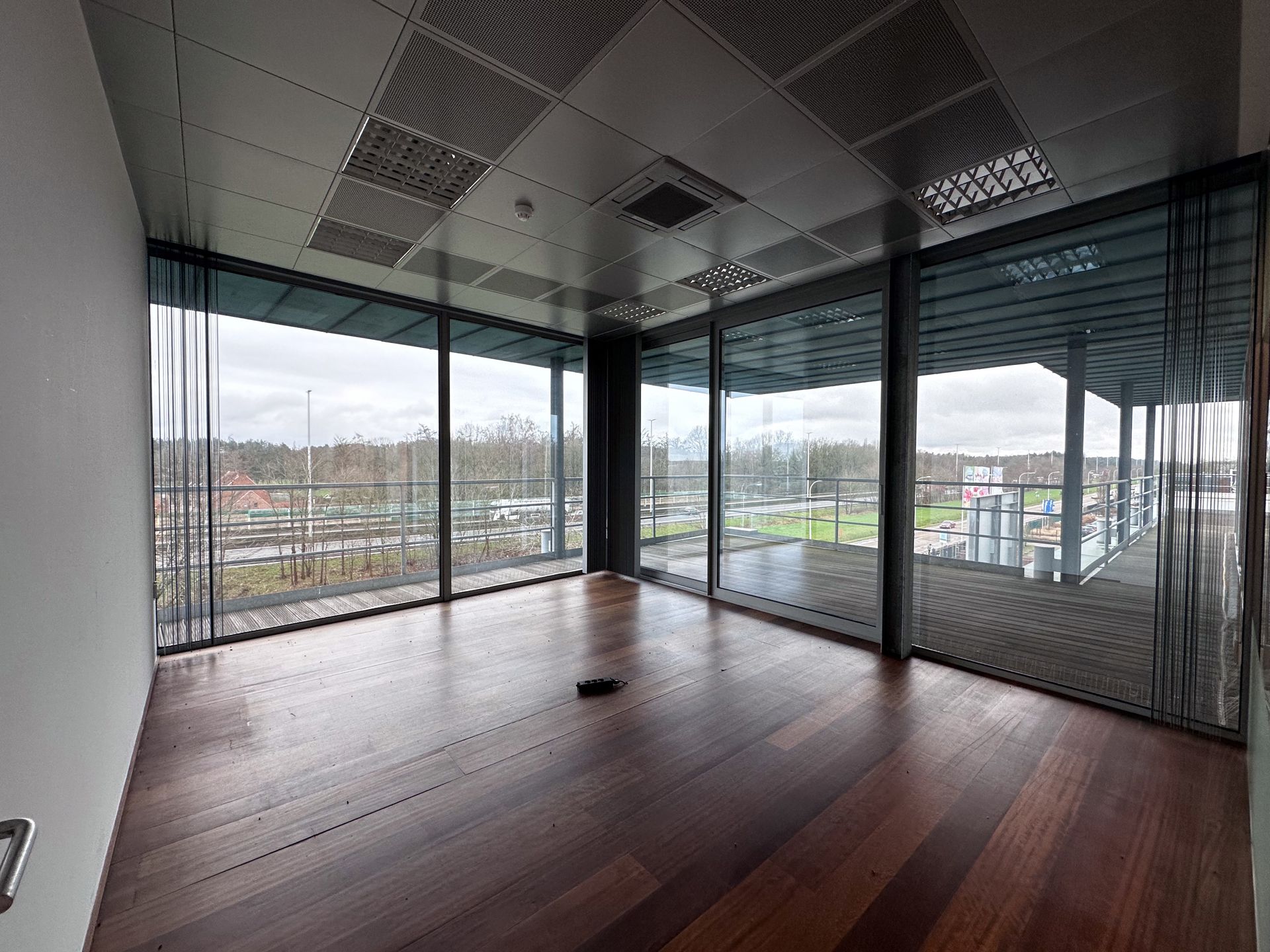 Modern Kantoor met Uitzicht en Strategische Ligging foto 18