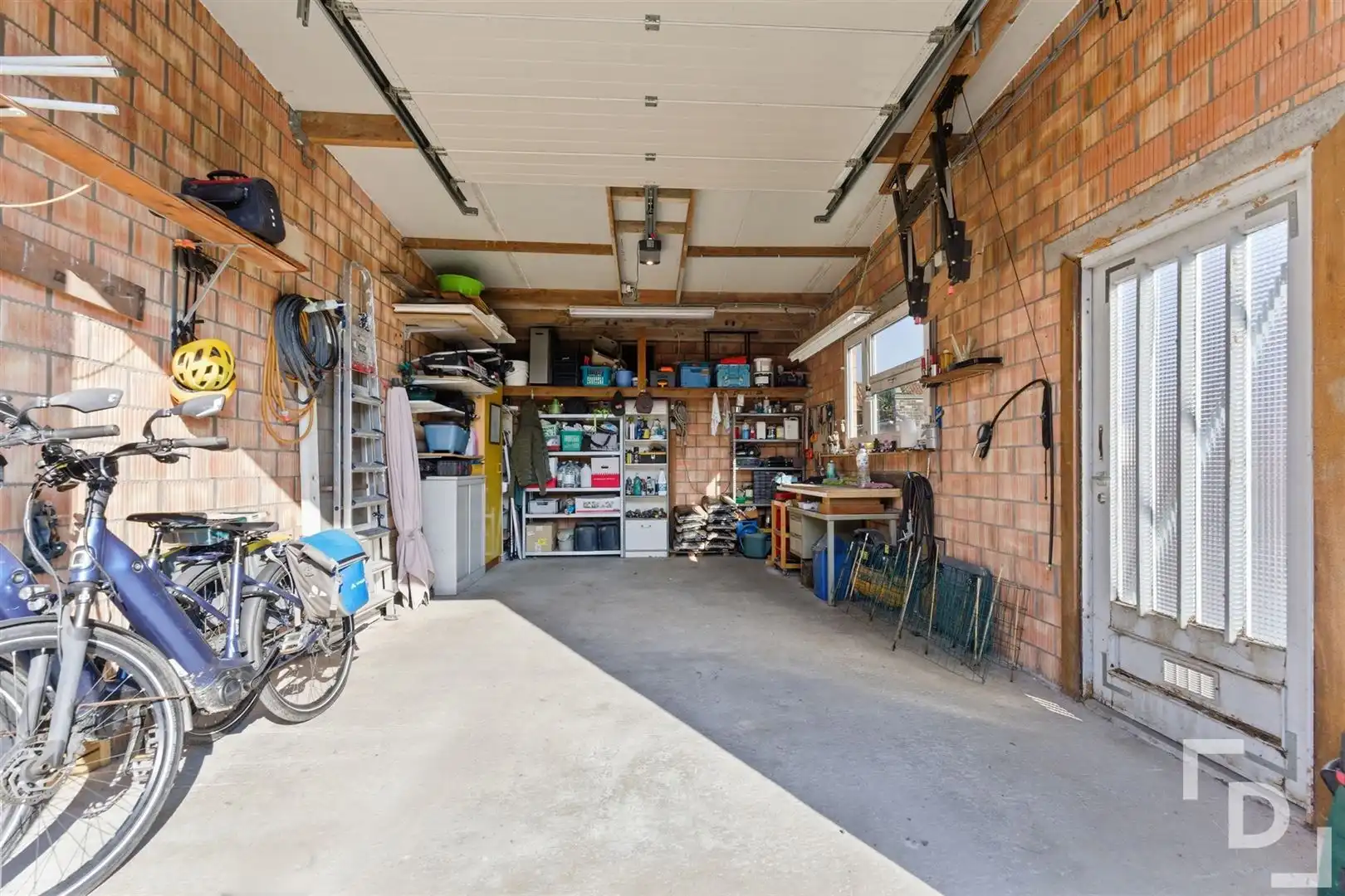 Ruime en energetische woning met uitweg en lostaande garage te koop in centrum Ieper. foto 23