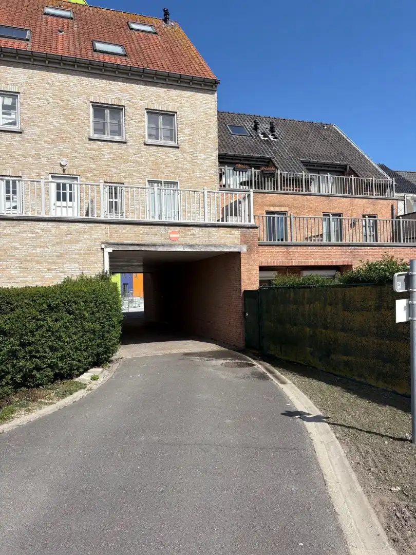 Overdekte staanplaats op zeer centrale locatie te Heist-aan-Zee foto 3