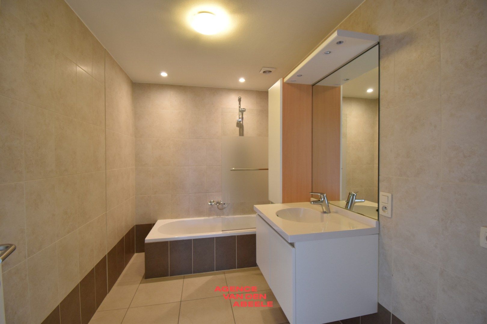 Opbrengsteigendom met 6 appartementen en 7 garages  foto 9