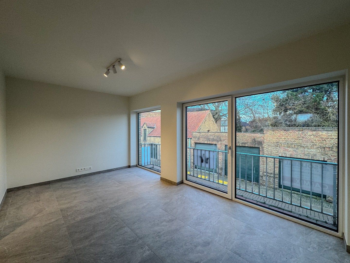 Gerenoveerde bel-etagewoning met 3 slaapkamers, garage en terras. foto 2