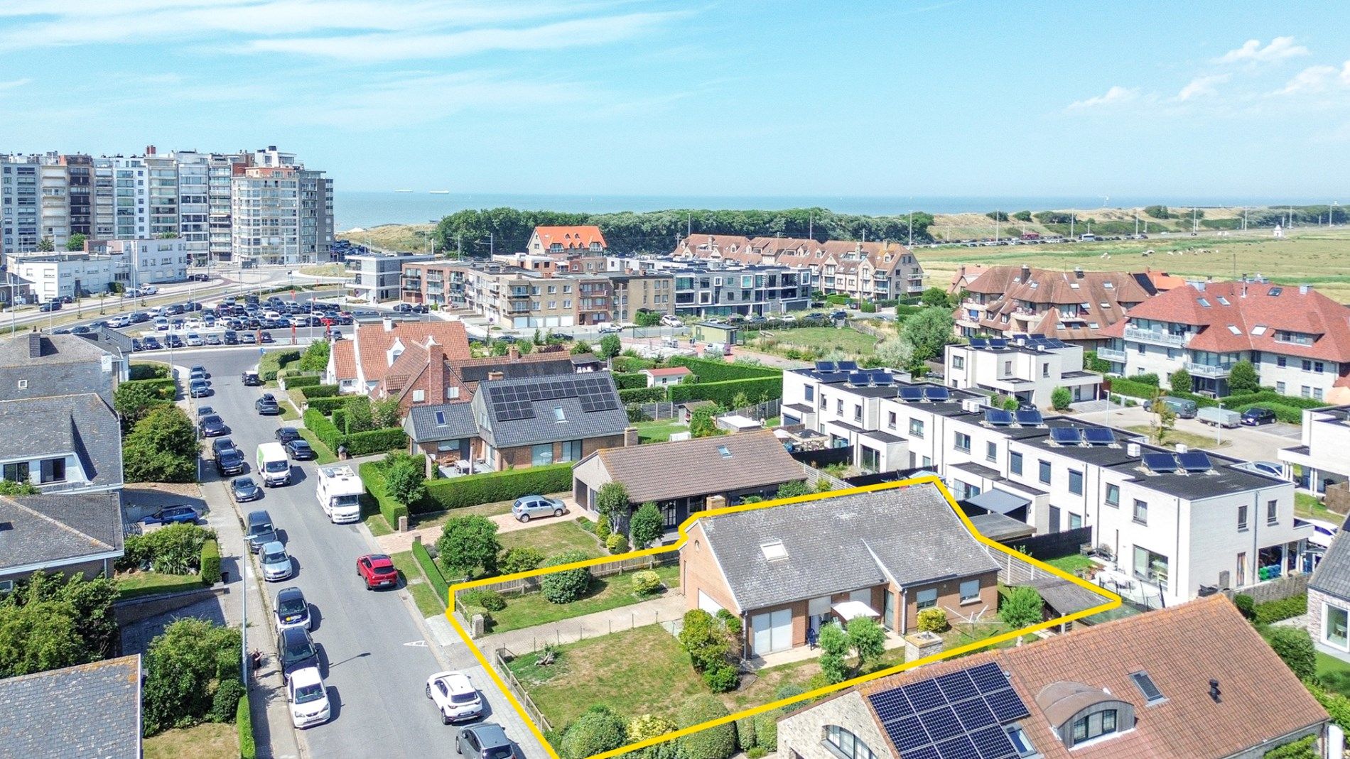 Ruime woning met 5 slaapkamers (3 gelijkvloers), zonnige tuin en topligging in Wenduine! foto {{pictureIndex}}