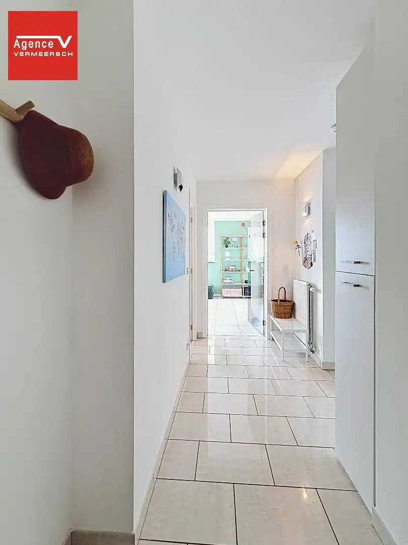 Stijlvol appartement met panoramisch verzicht op het hinterland.  foto 16