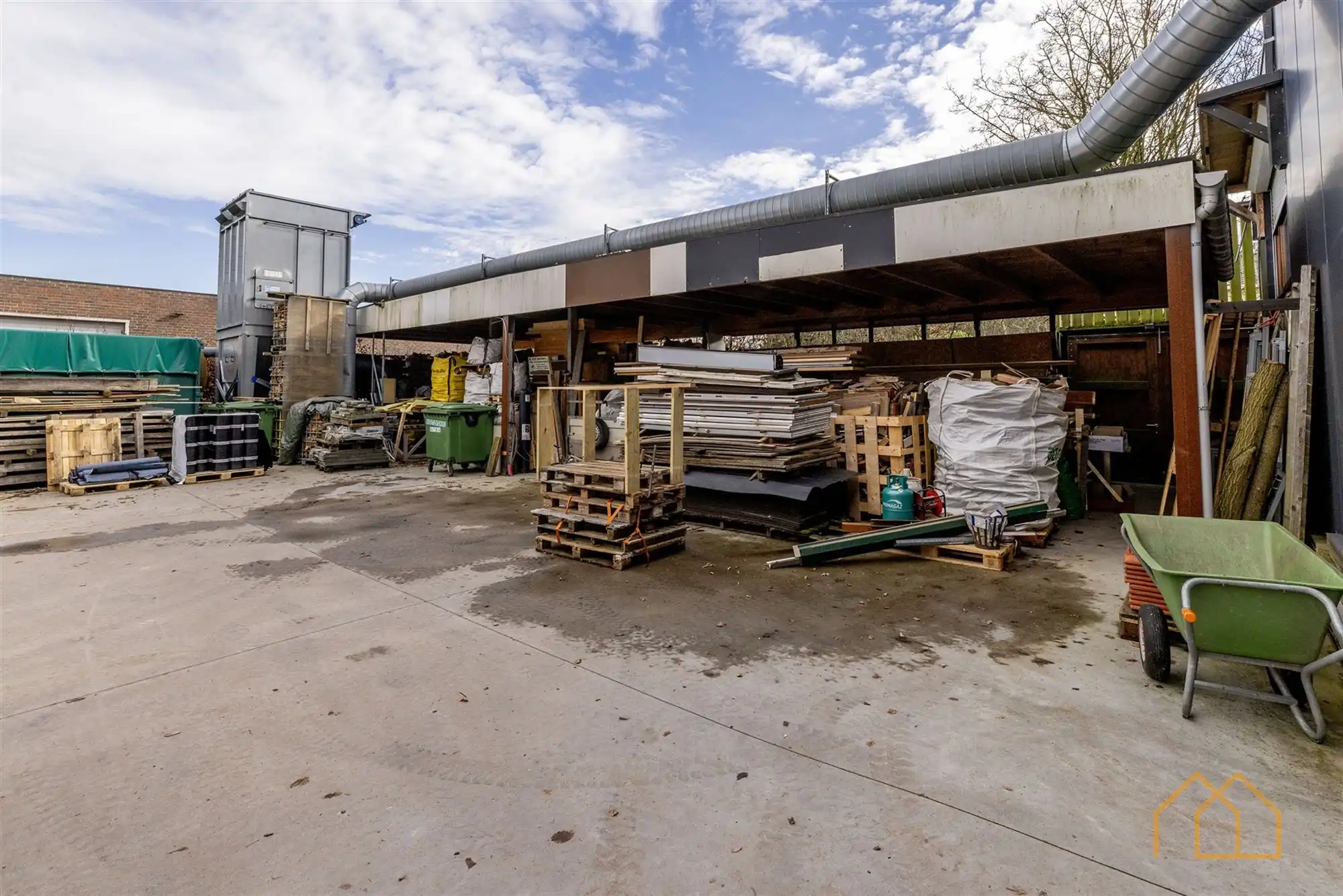 Ingerichte schrijnwerkerij van 400m² foto 2