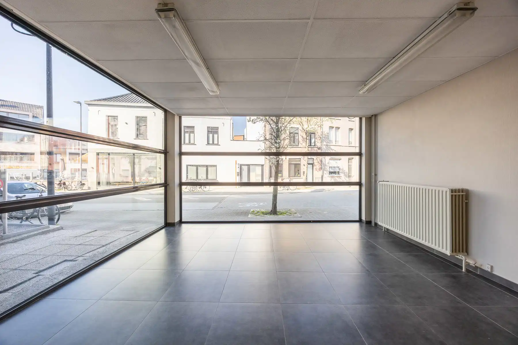 Instapklaar en ruim handelspand op centrale locatie foto {{pictureIndex}}