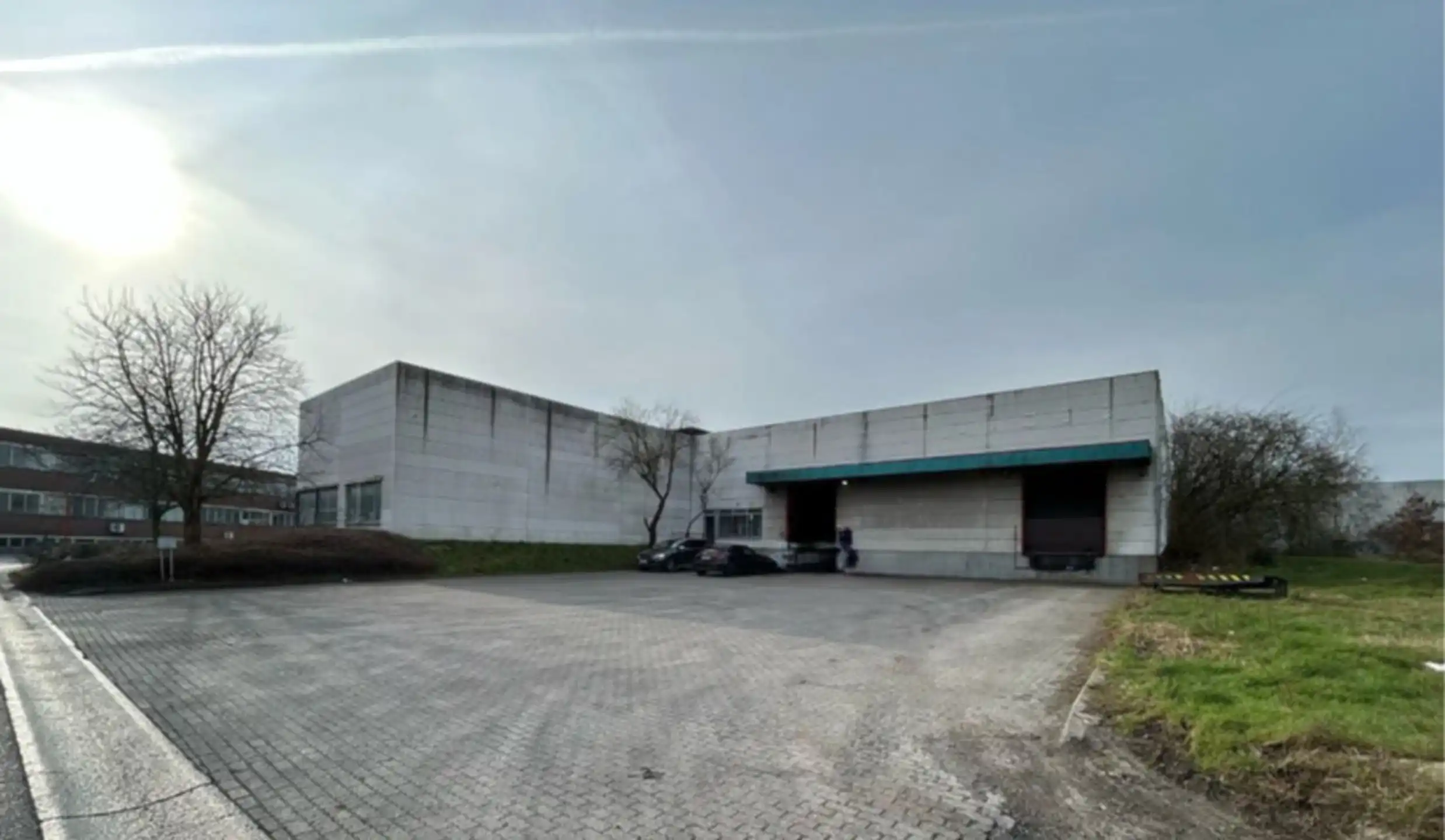 Magazijn 1.110m² met kantoor in de Transportzone Meer nabij de E19. foto {{pictureIndex}}