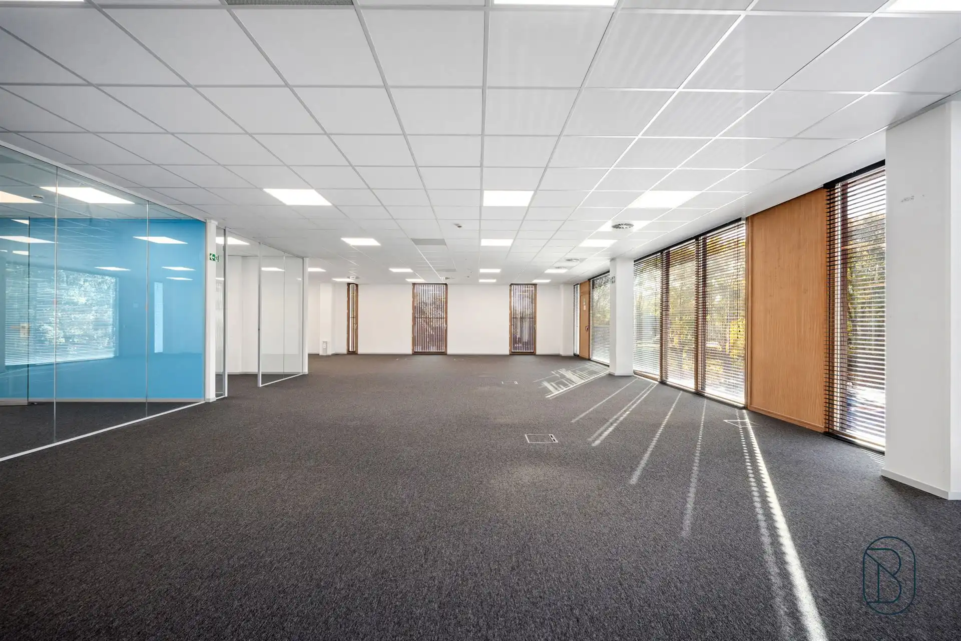 Lichtrijk groot kantoor in mooi bedrijfscomplex te Zwevegem foto 8