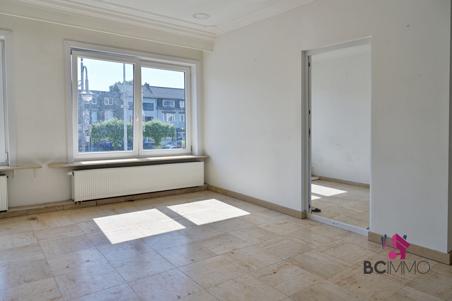 Handelswoonst met een triplex appartement te koop in Genk foto 5