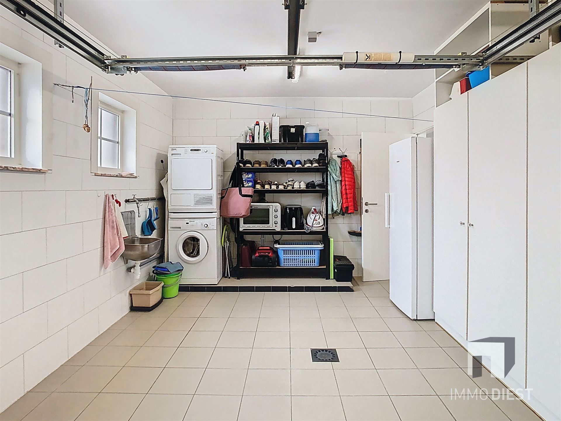 Aantrekkelijke en instapklare woning met 3 slaapkamers en prachtig aangelegde tuin op 12a 77ca. foto 24