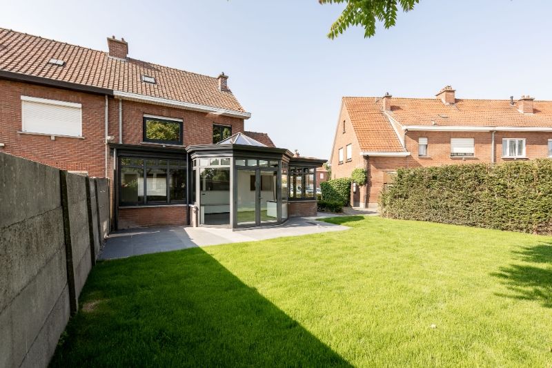 Volledig gerenoveerde halfopen bebouwing met tuin, veranda, kelder en vier slaapkamers in rustige buurt foto 24