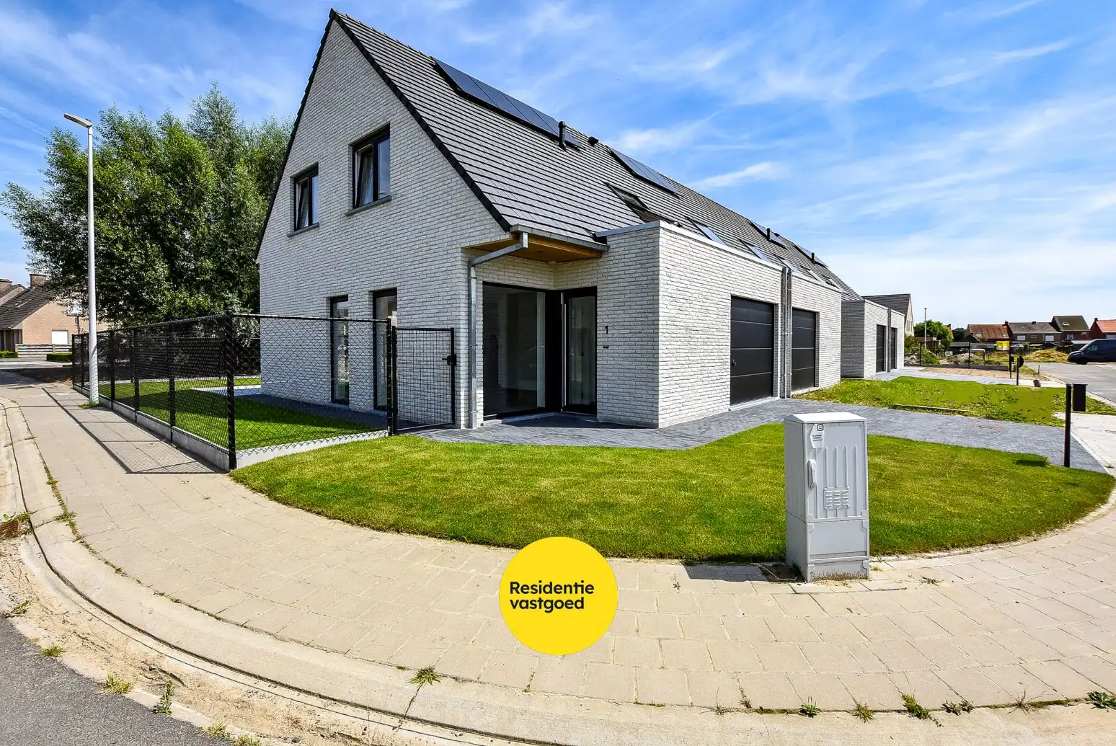 Ruime energiezuinige recente halfopen bebouwing  (2024) met inpandige garage op 258m² gelegen te Houthulst. foto {{pictureIndex}}