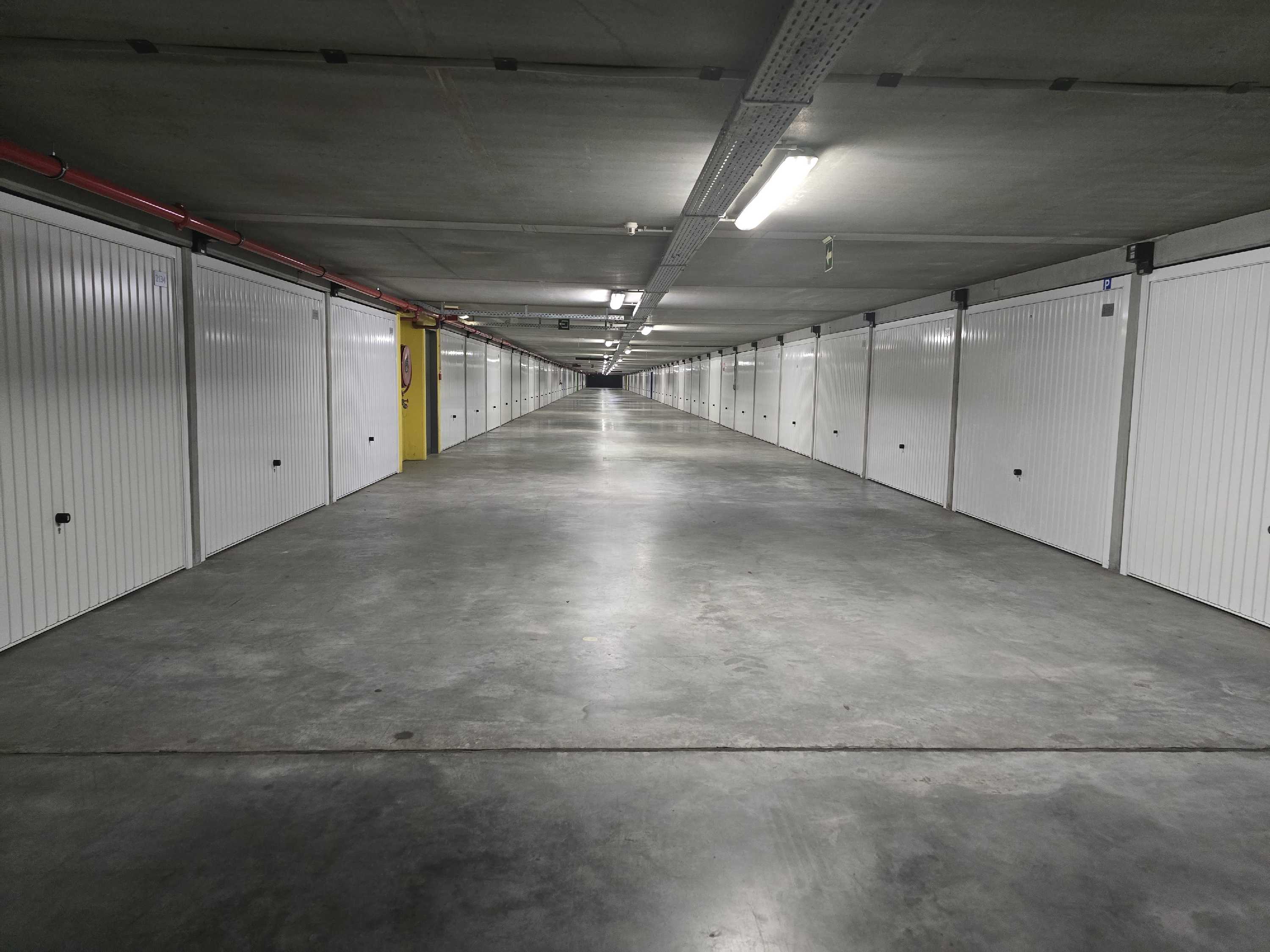 Enkele garagebox vlakbij de zee foto {{pictureIndex}}
