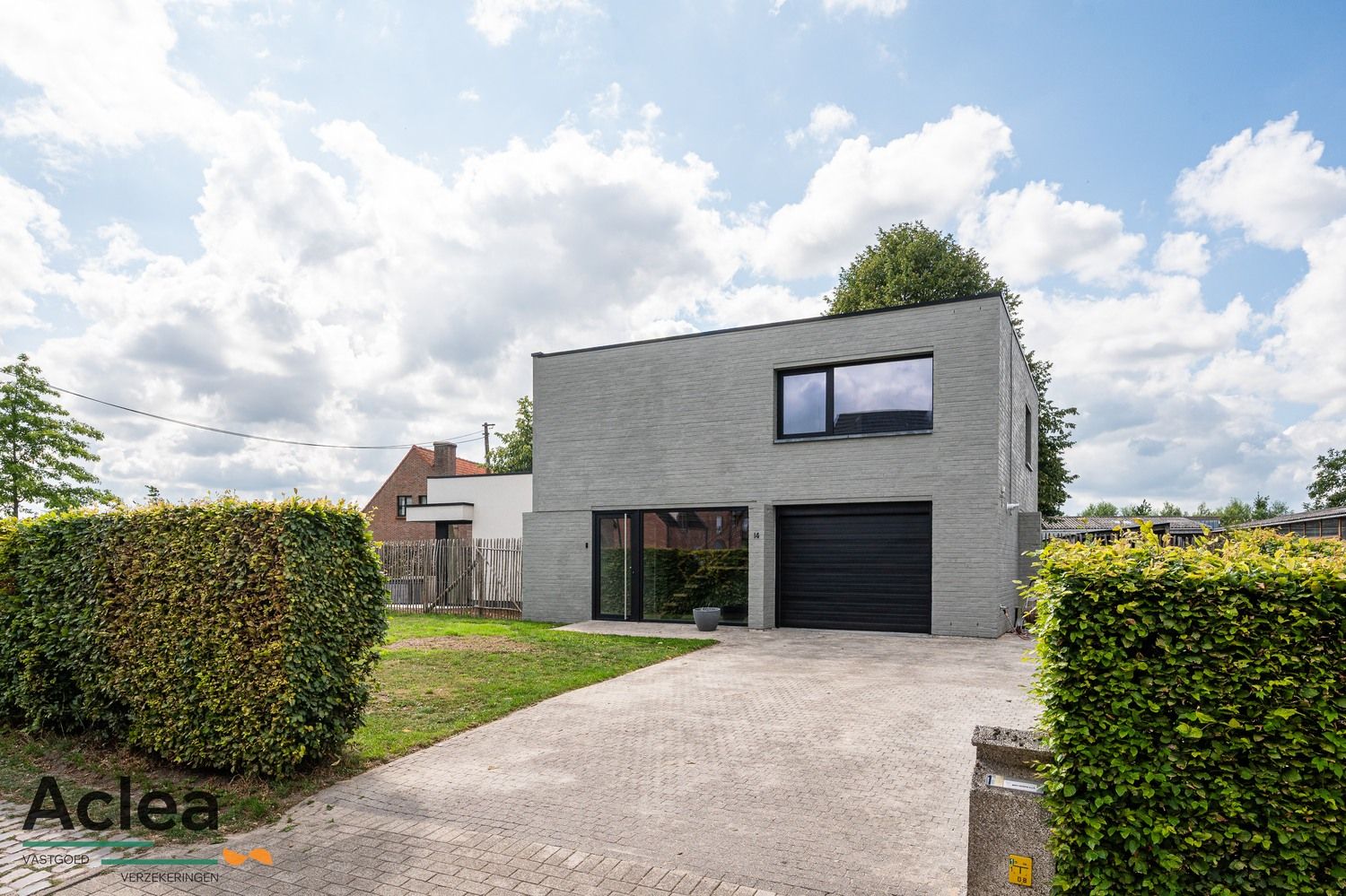 Knap gerenoveerde woning op een ruim perceel foto {{pictureIndex}}
