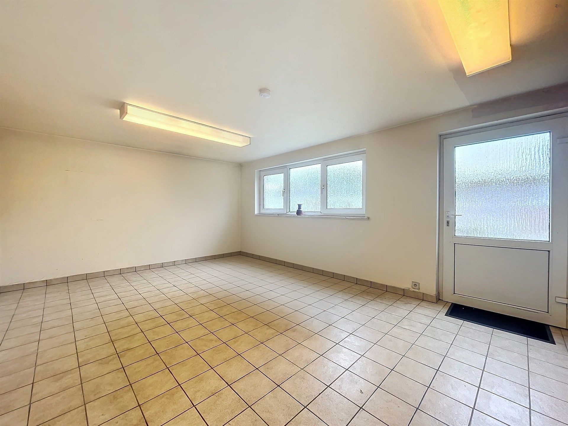 Open bebouwing met ruime garage op perceel van 1.850 m² foto 8