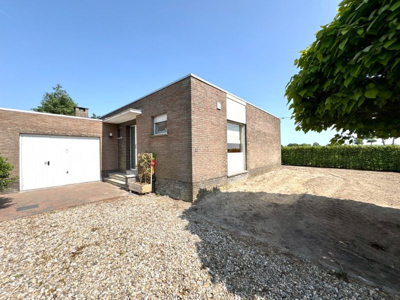 Ruime bungalow met 2 slaapkamers en tuin foto {{pictureIndex}}
