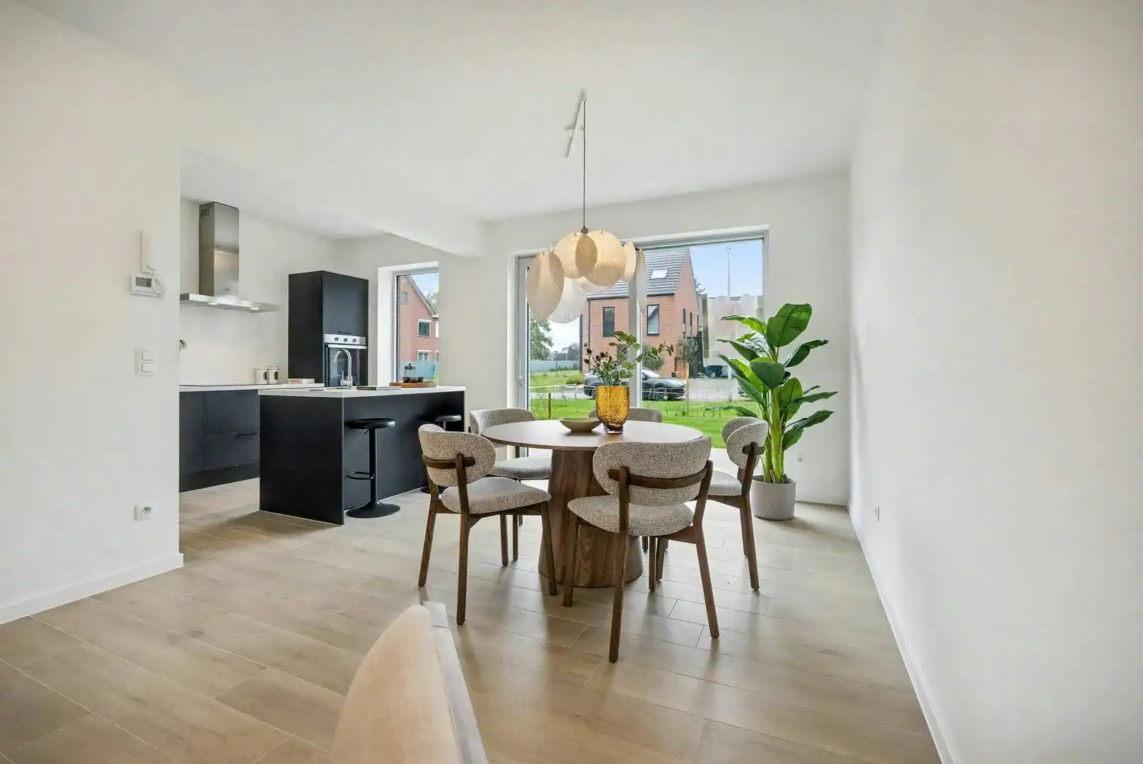 Unieke woning met 2 slaapkamers en autostaanplaats te Hasselt foto 2