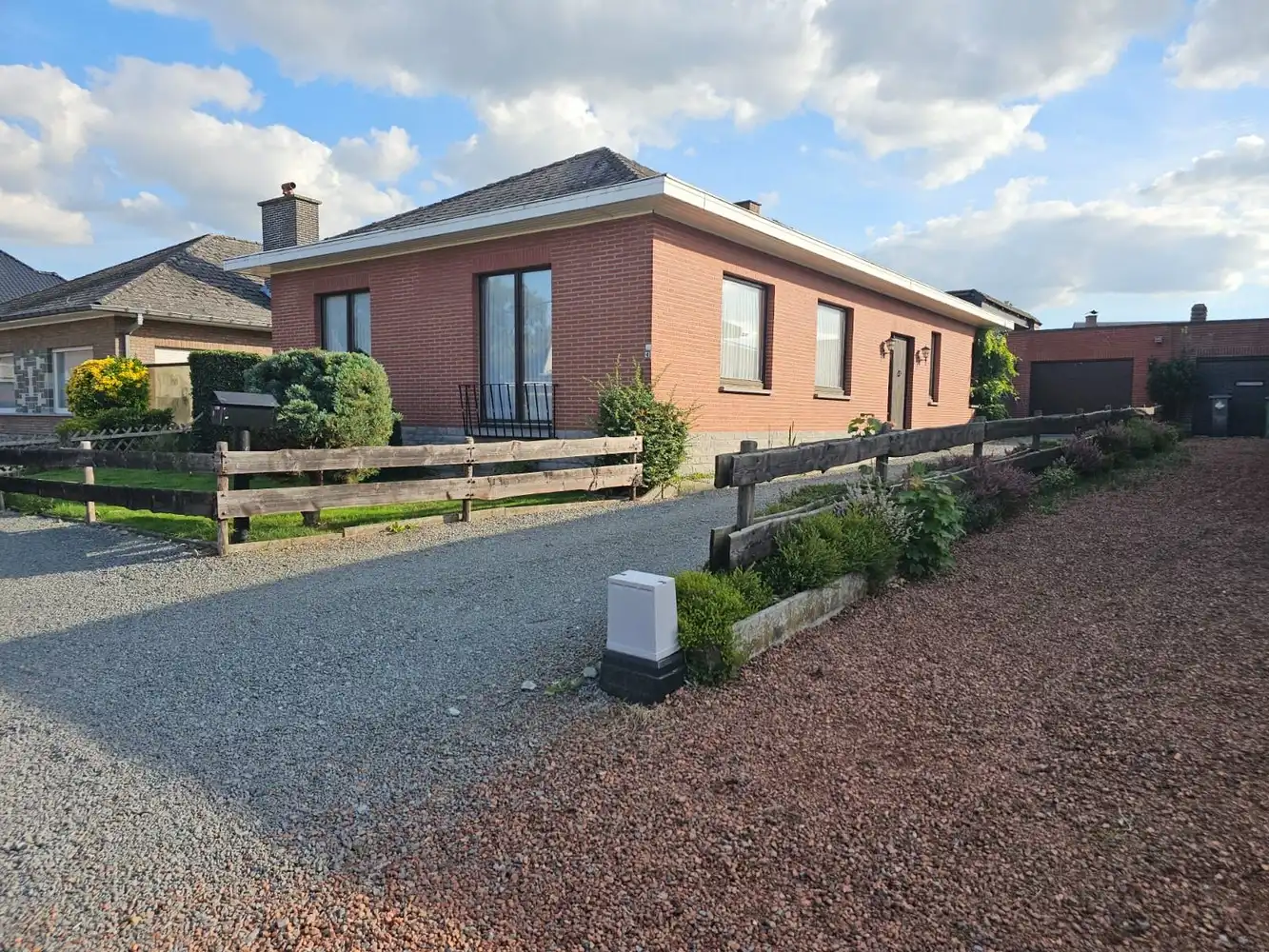 Open bebouwing met tuin en aparte garage foto 2