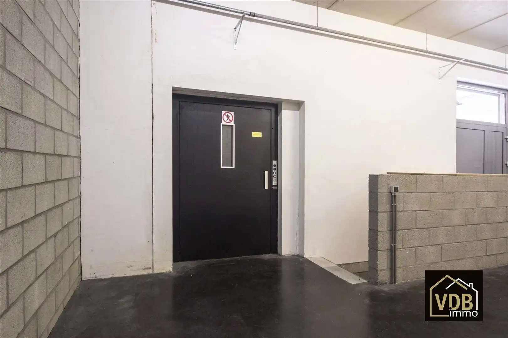 Commercieel gebouw op toplocatie, verhuurd met goed rendemen foto 24