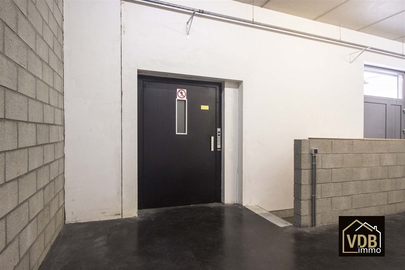 Commercieel gebouw op toplocatie geschikt voor vele doeleinden: kantoor, kleinhandel, groothandel... foto 25