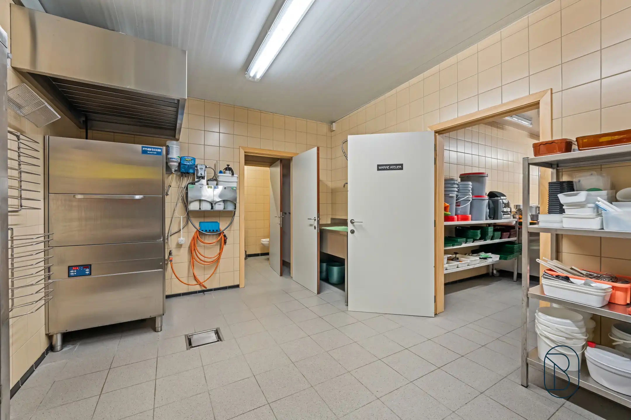 Topgelegen handelspand met woonst foto 10