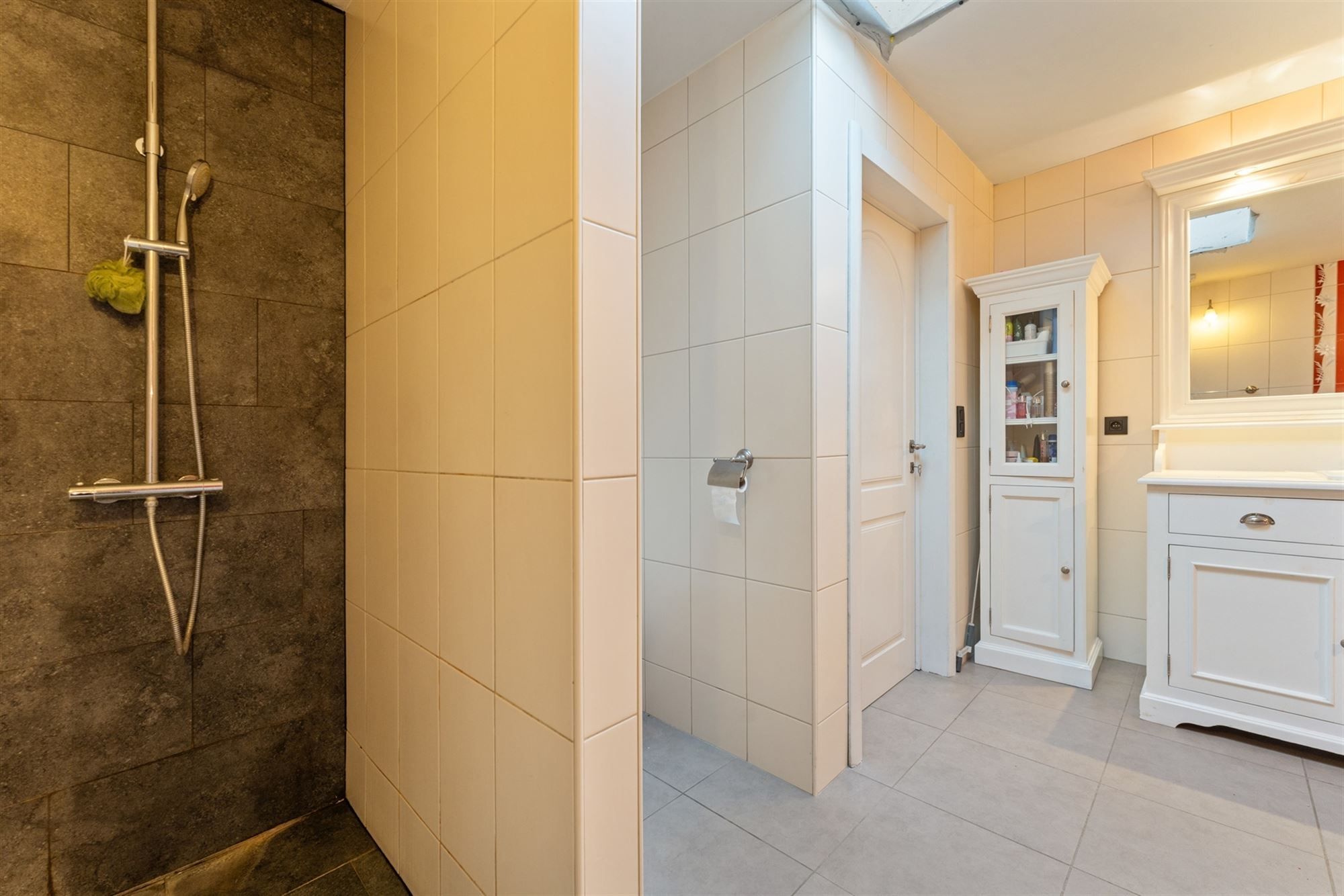 RUIME WONING MET 5 SLAAPKAMERS OP CENTRALE LIGGING VLAK BIJ BERINGEN CENTRUM foto 14