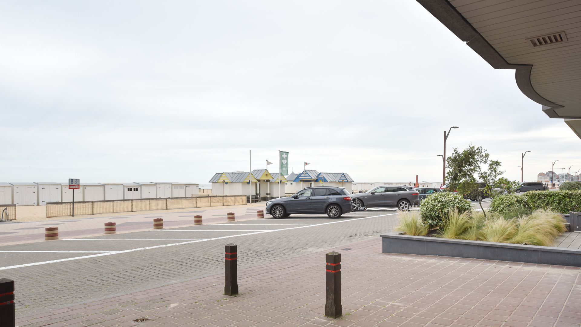 Luxueus vernieuwd appartement met zicht op het Albertstrand foto 9