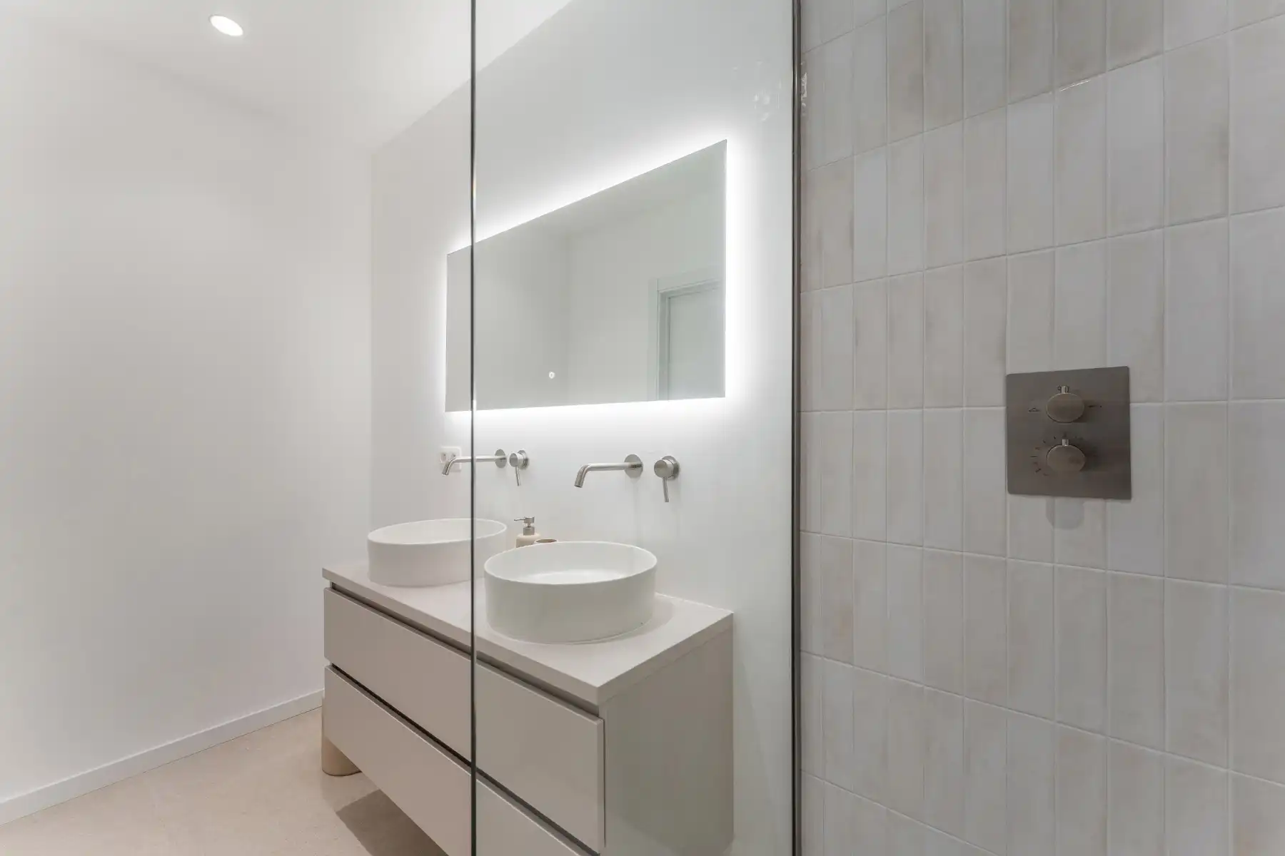 Stijlvol gerenoveerd appartement met stadskoer in Zurenborg foto 19