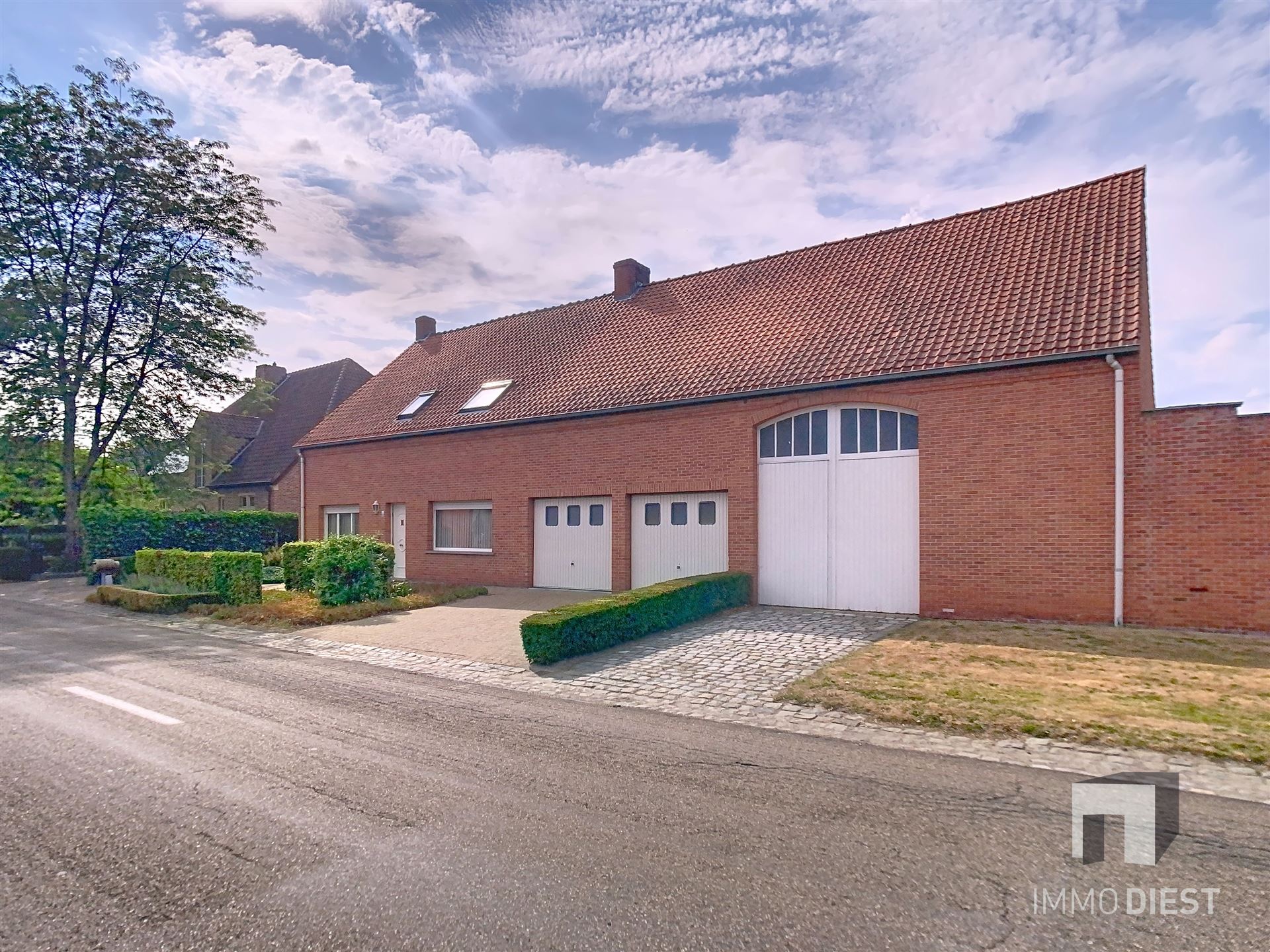 Charmante hoeve met schuren en een knappe tuin te Geel. foto 3
