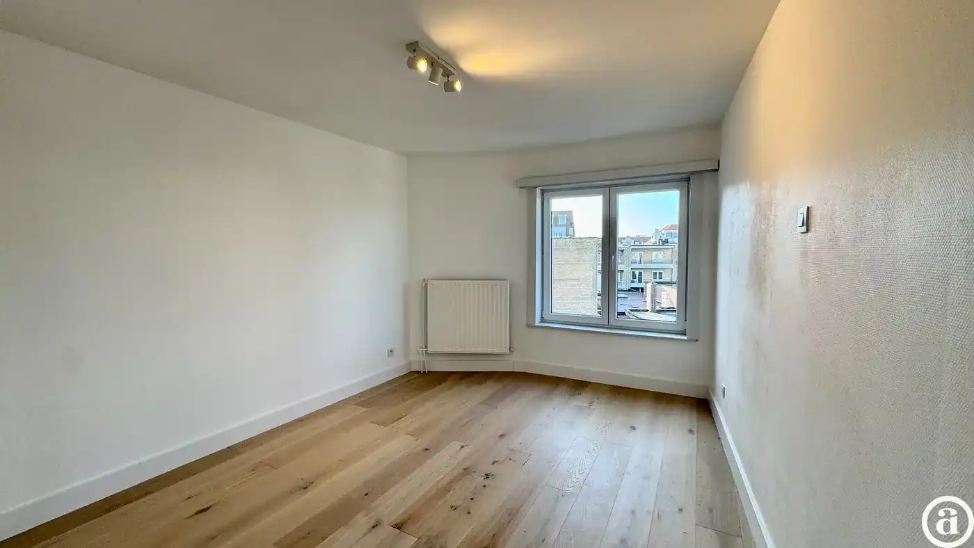 Gerenoveerd hoekappartement met 2 volwaardige slaapkamers, vlakbij het centrum van Knokke. foto 14