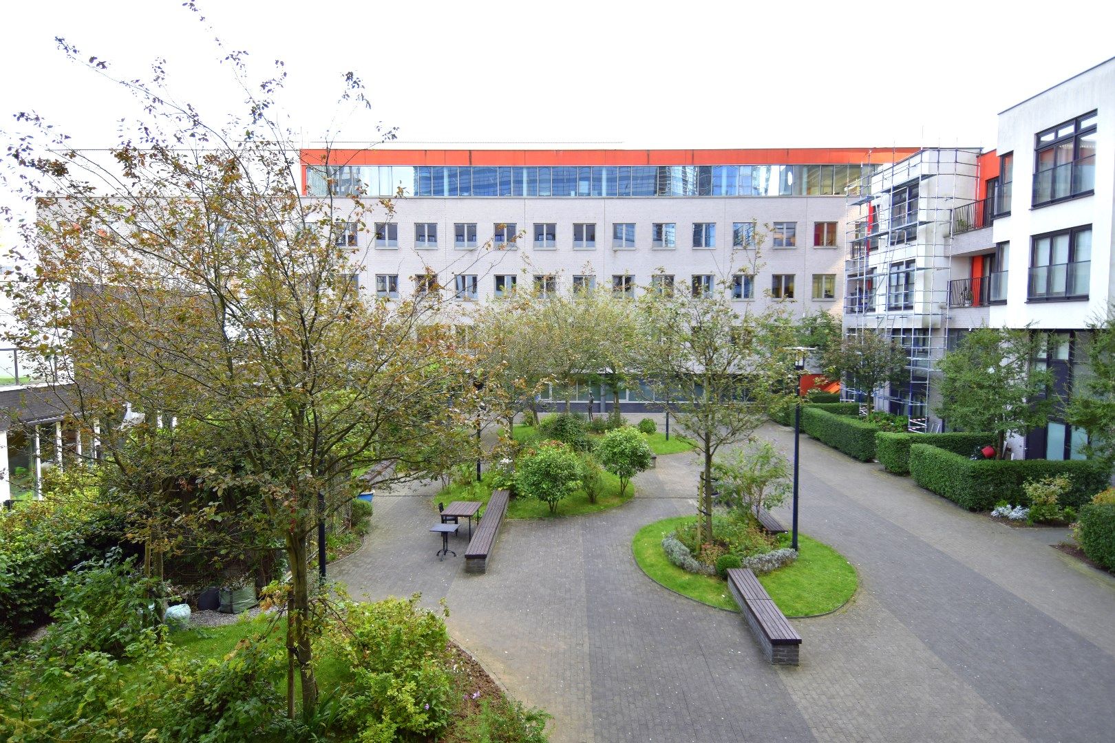 Duplexappartement met 3 slaapkamers, 3 terrassen, ruime autostaanplaats én privatieve berging te Schaarbeek foto 8