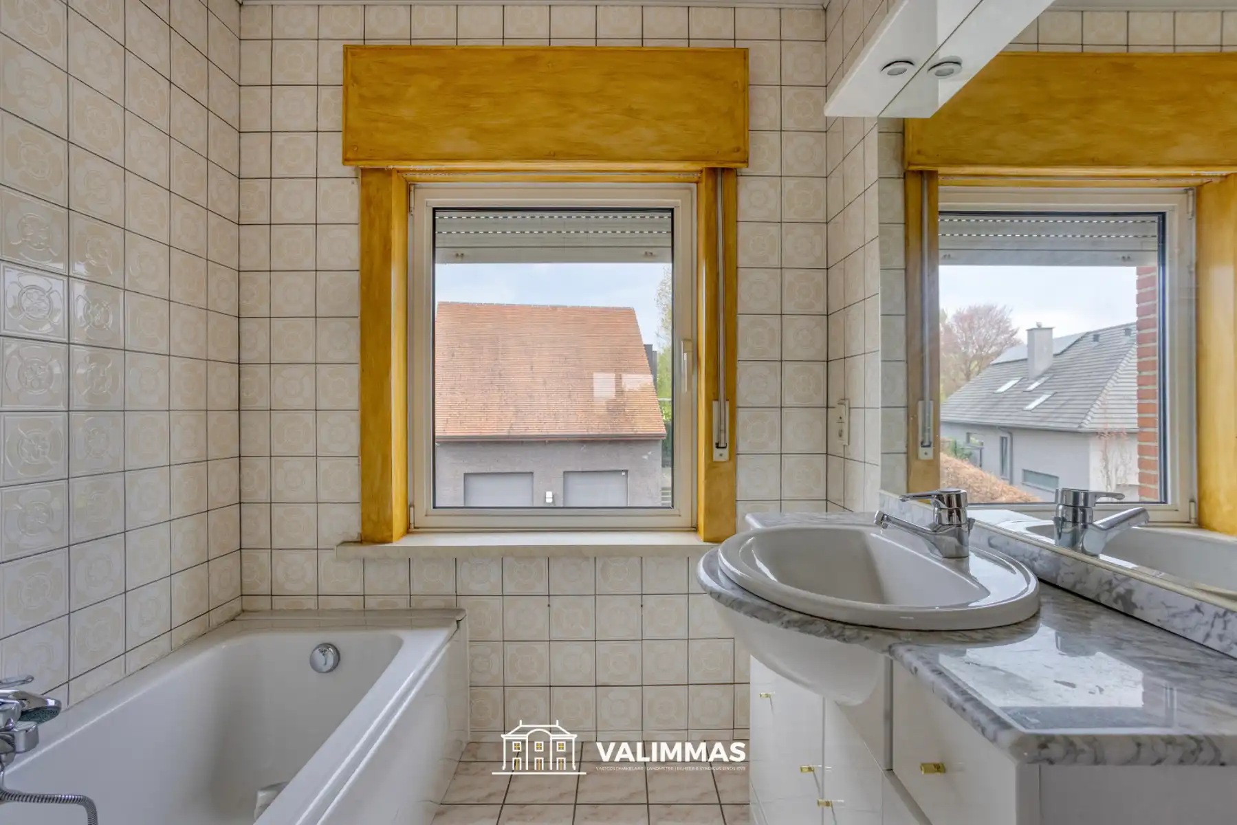 Een landelijk gelegen driegevelwoning met garage en tuin... foto 12