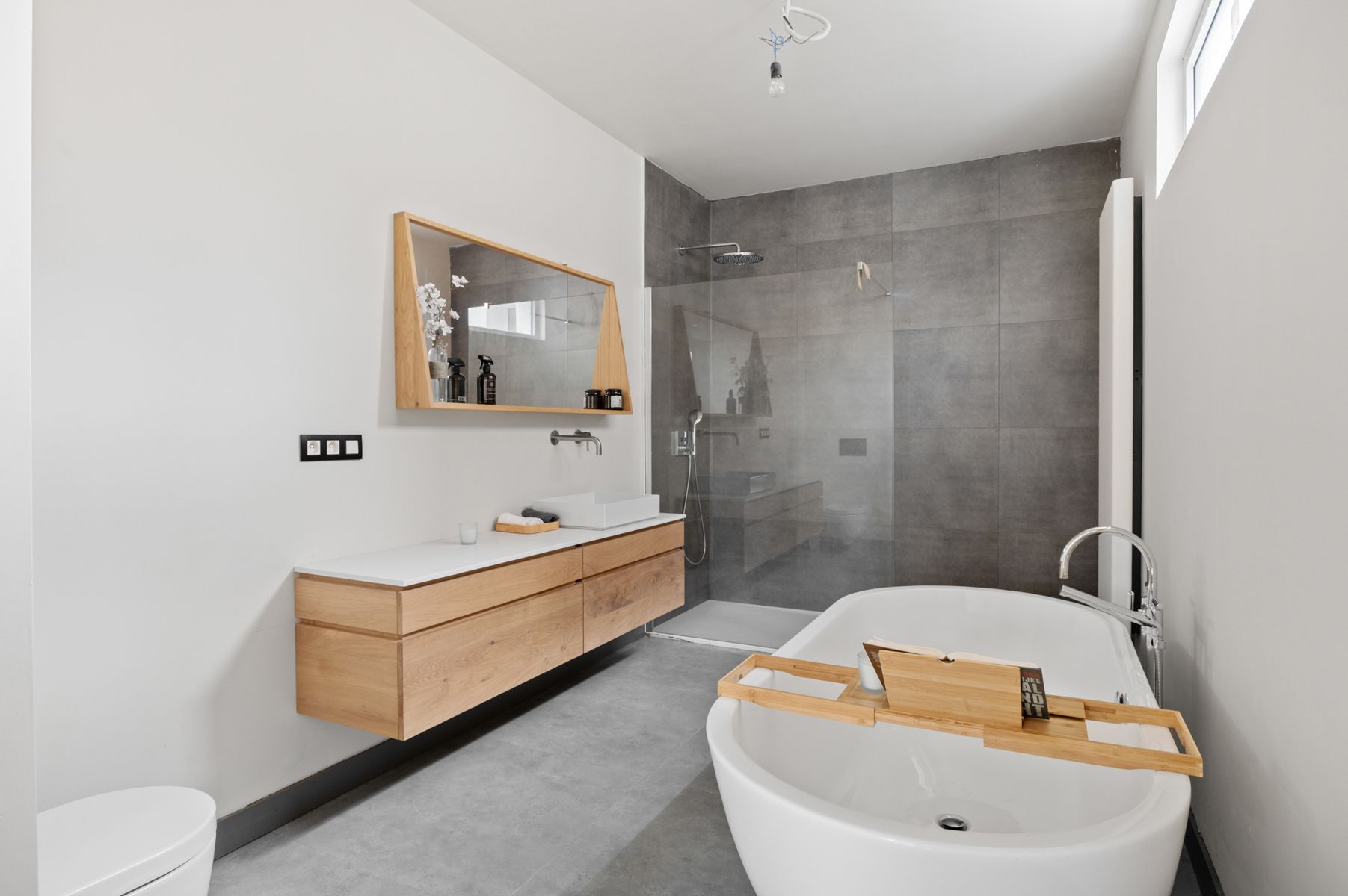 Luxe gerenoveerde woning met 4 slpk en garage foto 9