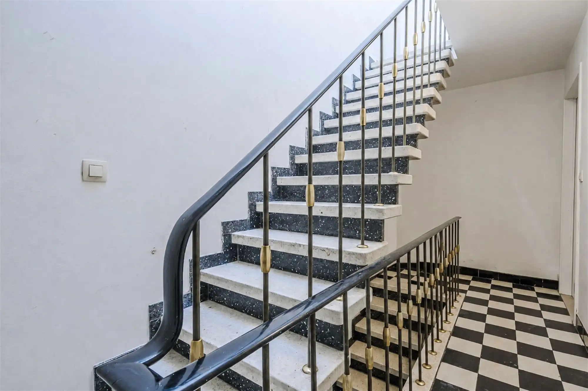 Opbrengsteigendom met 3 verhuurde appartementen foto 24