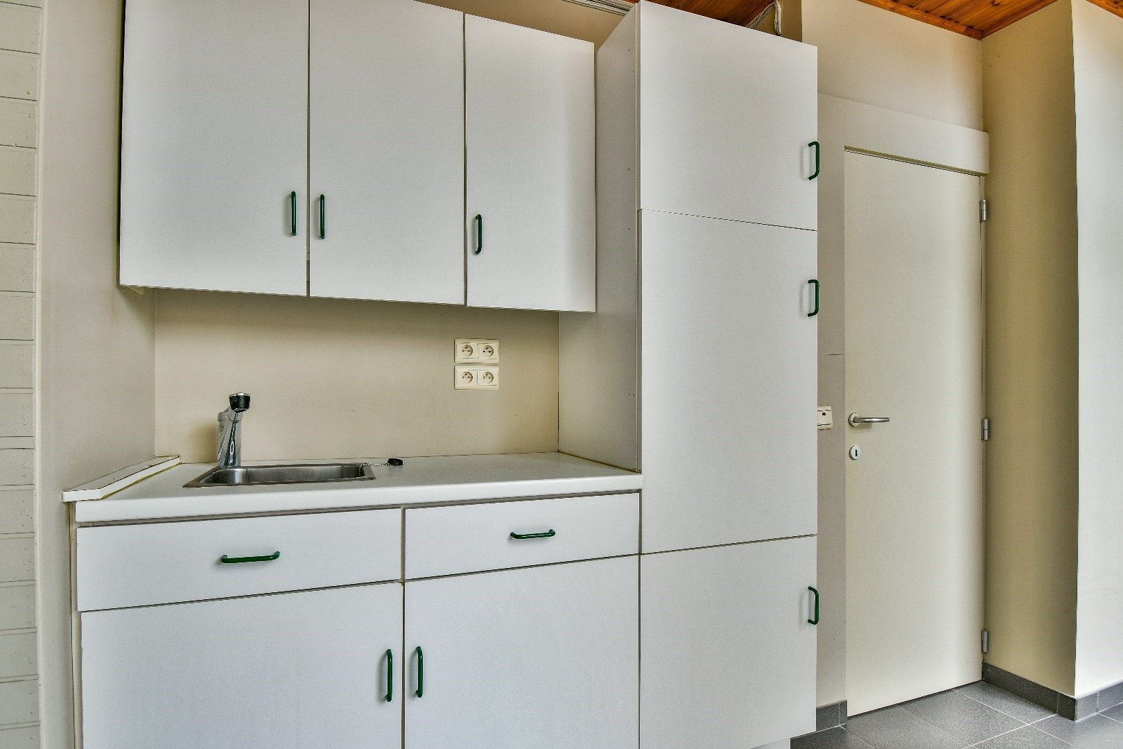 Commerciële handelsruimte/ kantoor / praktijkruimte met garage in het centrum van Lichtervelde! foto 8