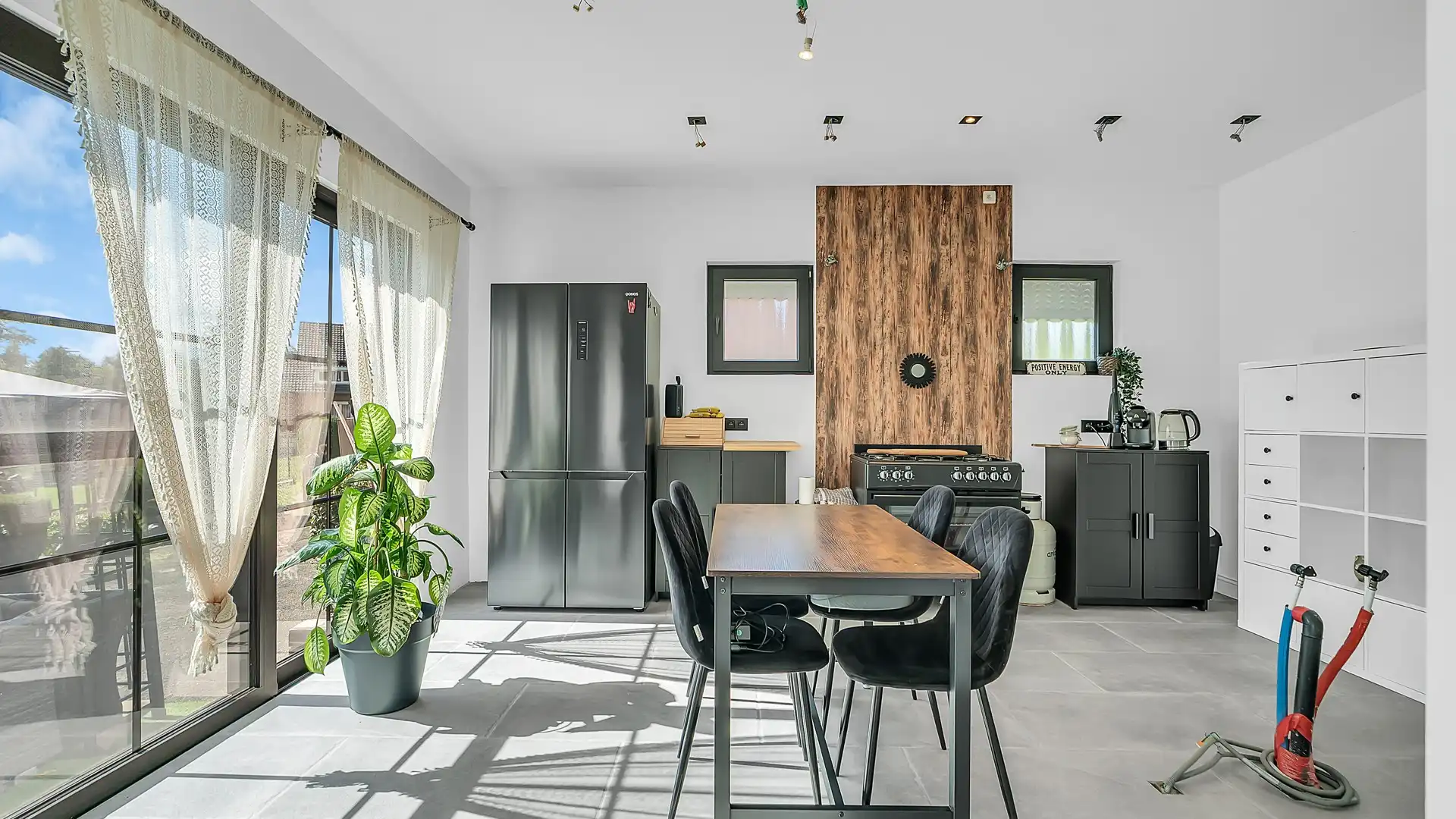 Rustig gelegen energiezuinige woning met 3 slaapkamers op een perceel van 6a foto 8
