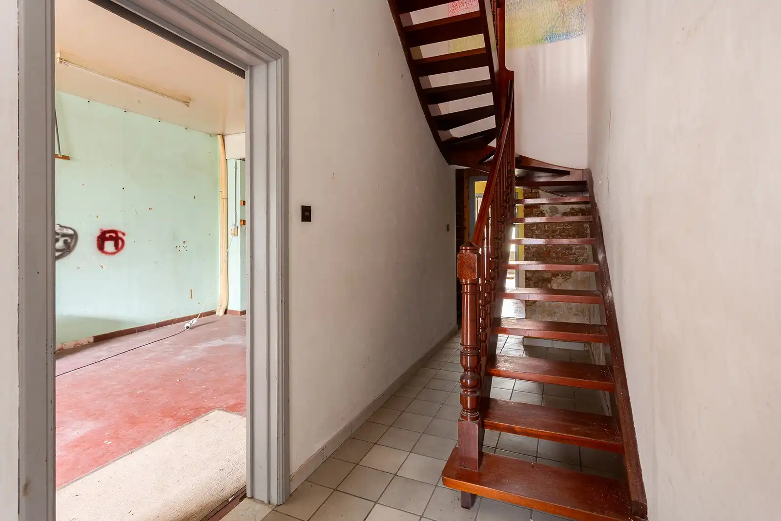 Lichtrijke bel-etagewoning met dubbele garage en ruime tuin foto 9