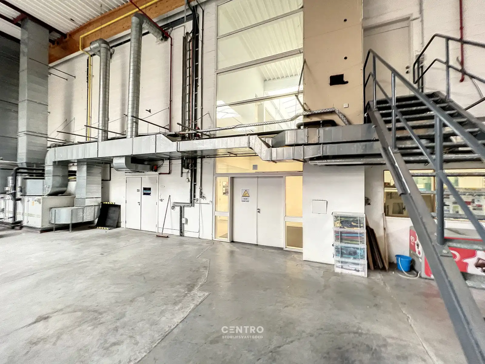 Opslagplaats  ( ± 2.700m²) met 4 sectionale poorten en VH van 7m te ROESELARE ! foto 6