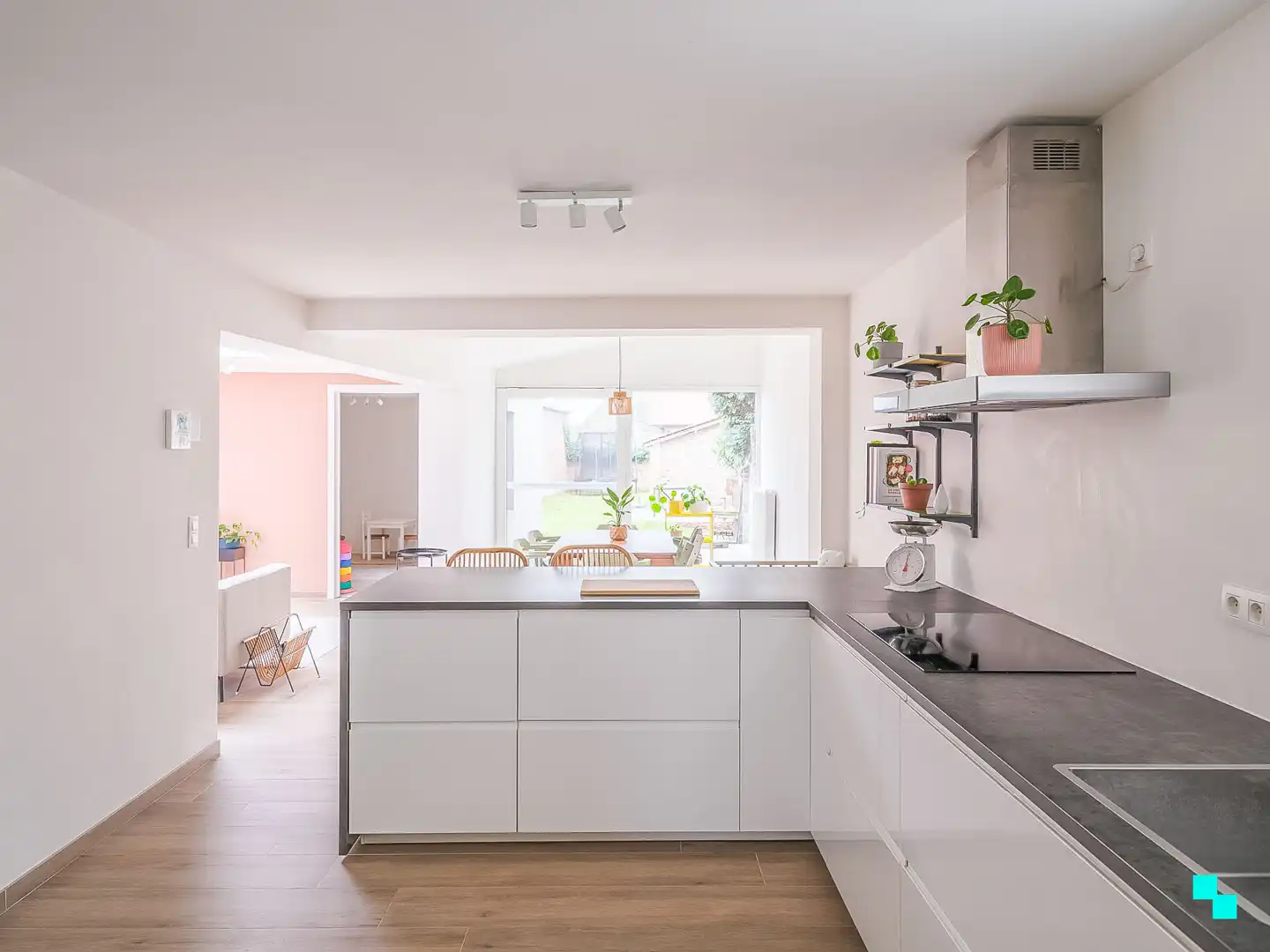 Instapklare rijwoning te Bottelare dorp met garage en tuin foto 6