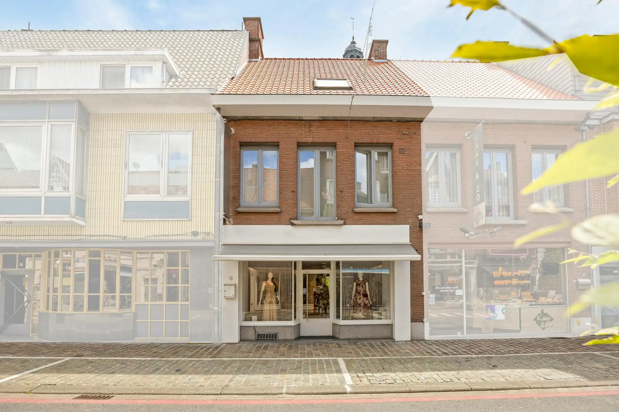 Ruim en veelzijdig huis nabij de Grote Markt van Roeselare. foto {{pictureIndex}}