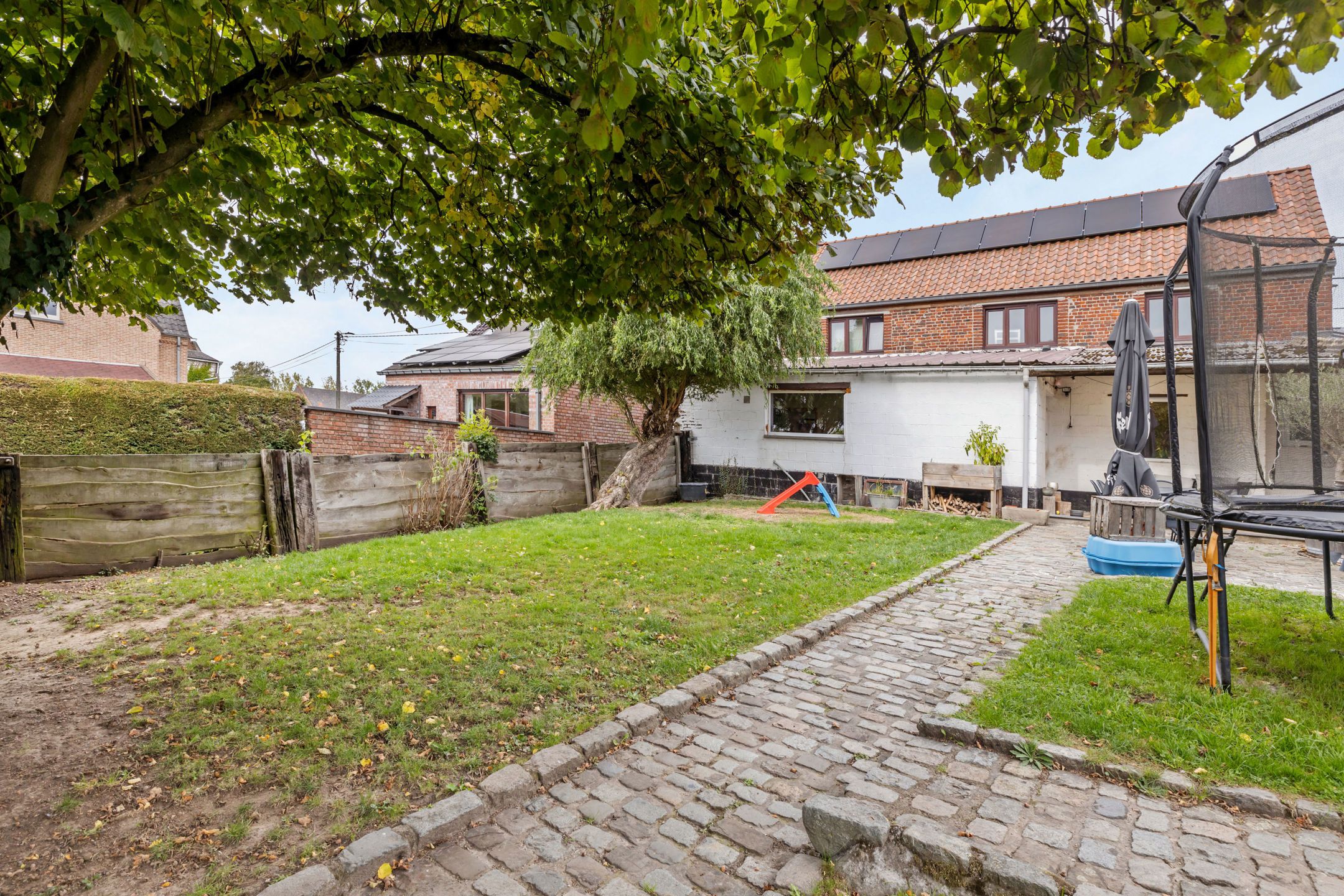 Gezellige woning met garage en tuin foto 2