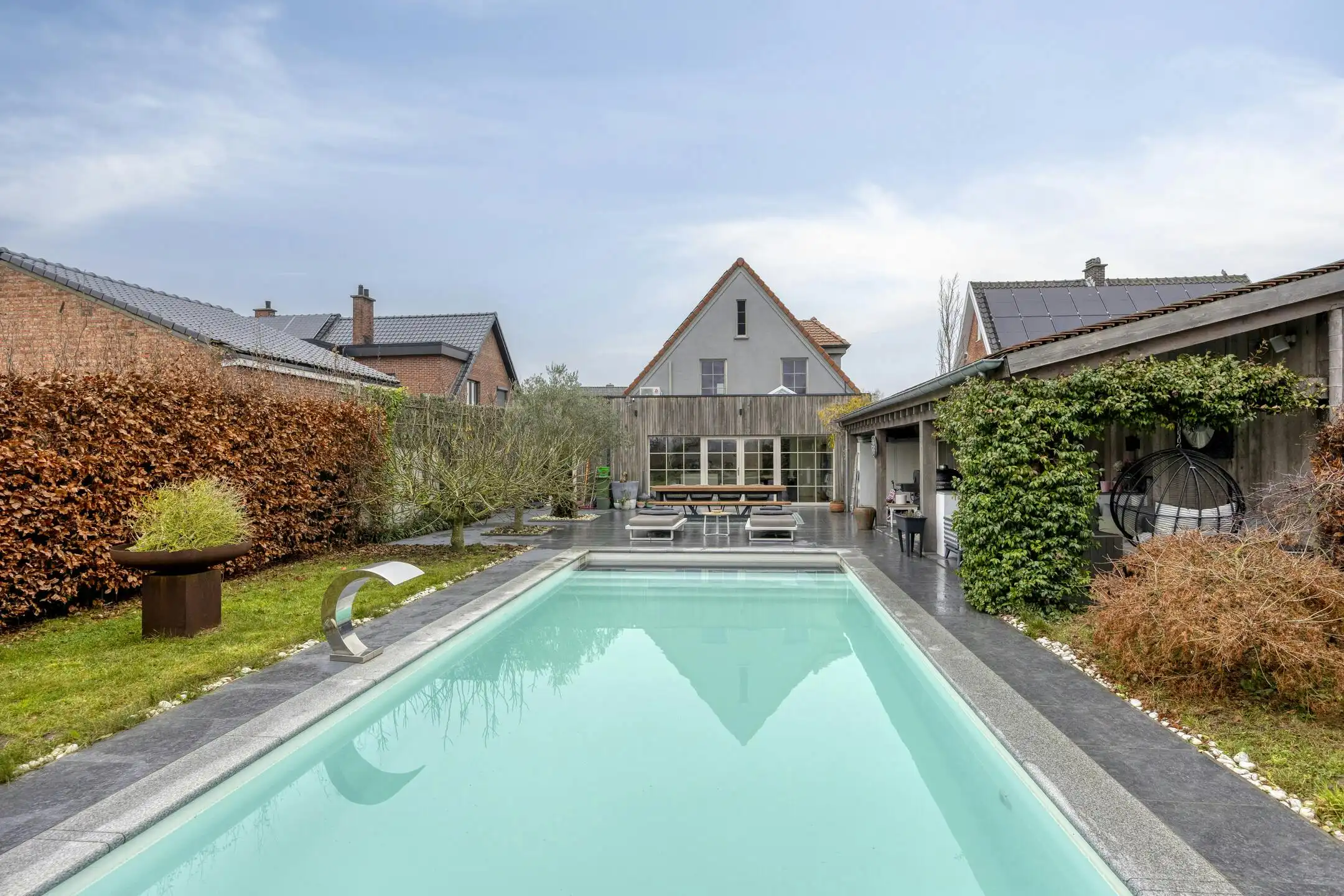 Energiezuinige open bebouwing met zwembad en grote tuin foto {{pictureIndex}}